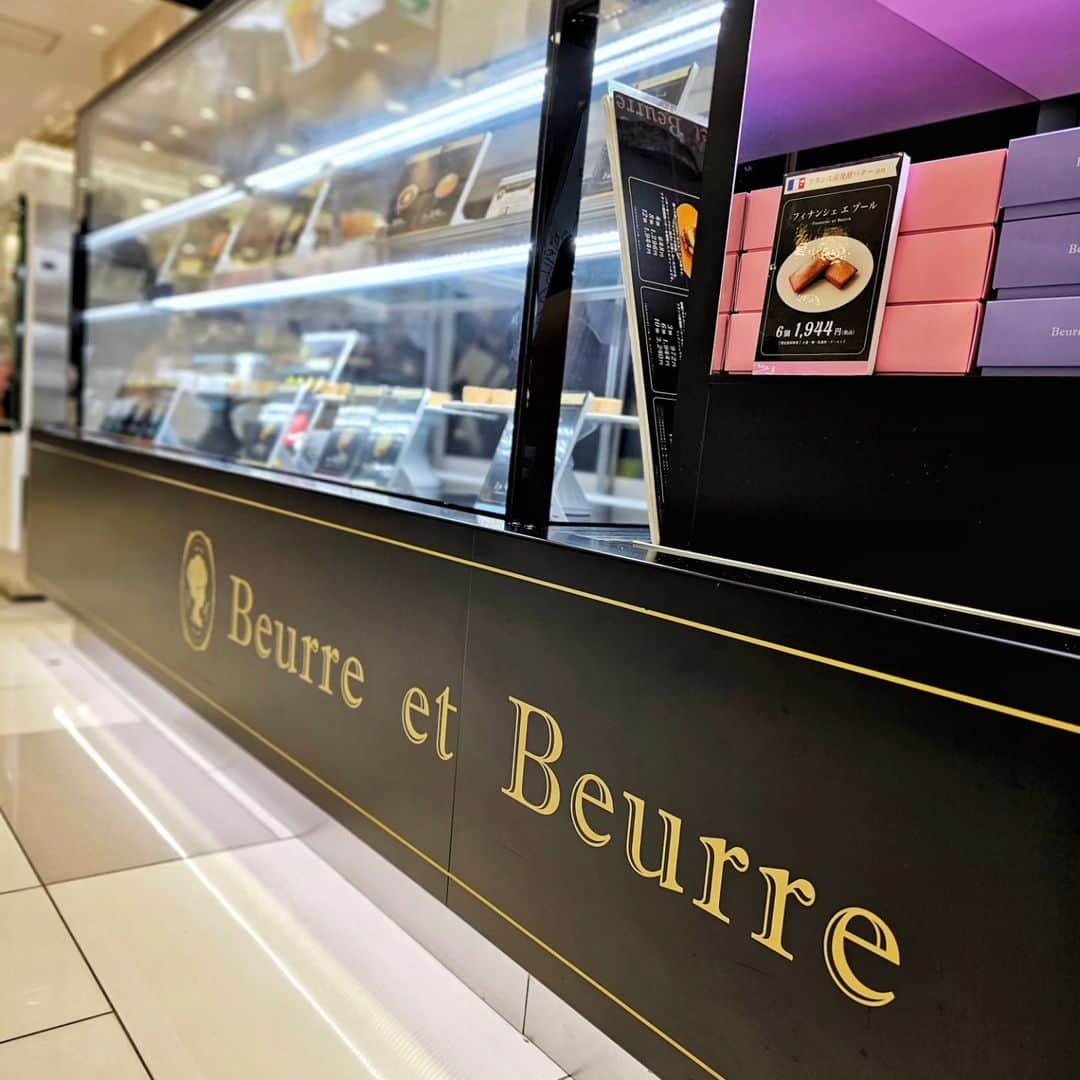 剛王さんのインスタグラム写真 - (剛王Instagram)「バタースイーツ専門店 [Beurre et Beurre] @beurre_et_beurre_ 今年の4月にオープンしたバタースイーツ専門店。  今回は 焼菓子 ミルフィーユ エ・ブール ガレットエ・ブール フィナンシェ エ・ブール 生菓子 ガトーエブール・プレーン ガトーエブール・ショコラ スフレェブール・プレーン スフレエブール・ショコラ モンブラン エブール  バターがこんなにうまいとは。 いろんな種類のボターや味があってめちゃ楽しめてめちゃうま。  ---------------------------------------------------------------------------------------------------- 【Beurr et Beurre】 〒530-0001 大阪府大阪市北区梅田3丁目1-1 大丸梅田店 地下1階西 【お店のアカウント】 @beurre_et_beurre_  ＃BeurreetBeurre　 ＃ブールエブール　 ＃大阪スイーツ　 ＃大阪グルメ ＃PR ---------------------------------------------------------------------------------------------------- 大阪・梅田に立ち寄るときは大丸梅田店の地下一階にあるこのお店に立ち寄るのもありですよ。 デパ地下はほんまにテンションあがる。 また食べたいからまた行こう。」12月3日 18時32分 - gooh2010