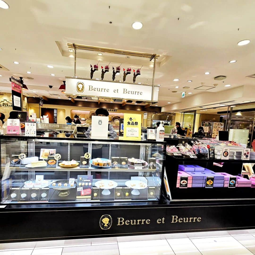 剛王さんのインスタグラム写真 - (剛王Instagram)「バタースイーツ専門店 [Beurre et Beurre] @beurre_et_beurre_ 今年の4月にオープンしたバタースイーツ専門店。  今回は 焼菓子 ミルフィーユ エ・ブール ガレットエ・ブール フィナンシェ エ・ブール 生菓子 ガトーエブール・プレーン ガトーエブール・ショコラ スフレェブール・プレーン スフレエブール・ショコラ モンブラン エブール  バターがこんなにうまいとは。 いろんな種類のボターや味があってめちゃ楽しめてめちゃうま。  ---------------------------------------------------------------------------------------------------- 【Beurr et Beurre】 〒530-0001 大阪府大阪市北区梅田3丁目1-1 大丸梅田店 地下1階西 【お店のアカウント】 @beurre_et_beurre_  ＃BeurreetBeurre　 ＃ブールエブール　 ＃大阪スイーツ　 ＃大阪グルメ ＃PR ---------------------------------------------------------------------------------------------------- 大阪・梅田に立ち寄るときは大丸梅田店の地下一階にあるこのお店に立ち寄るのもありですよ。 デパ地下はほんまにテンションあがる。 また食べたいからまた行こう。」12月3日 18時32分 - gooh2010