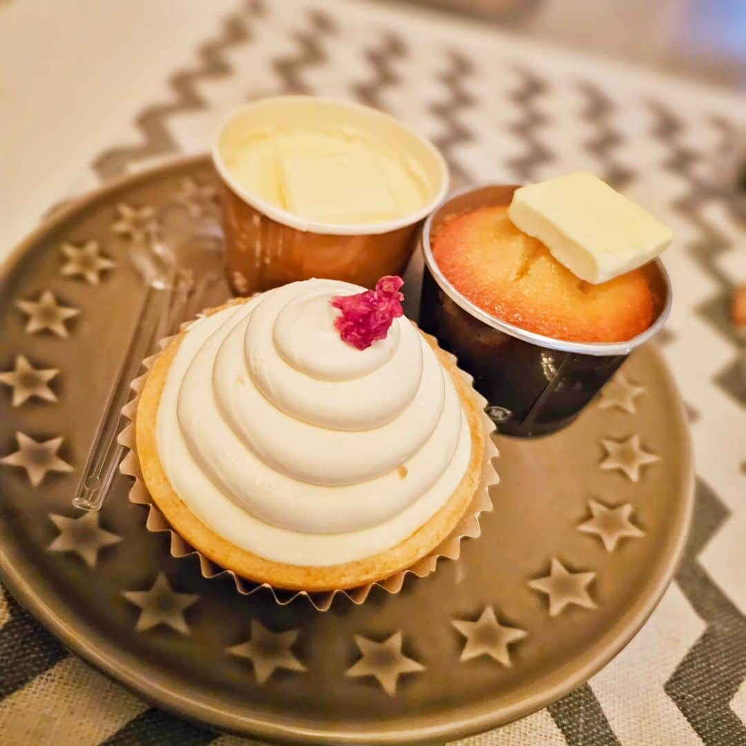 剛王さんのインスタグラム写真 - (剛王Instagram)「バタースイーツ専門店 [Beurre et Beurre] @beurre_et_beurre_ 今年の4月にオープンしたバタースイーツ専門店。  今回は 焼菓子 ミルフィーユ エ・ブール ガレットエ・ブール フィナンシェ エ・ブール 生菓子 ガトーエブール・プレーン ガトーエブール・ショコラ スフレェブール・プレーン スフレエブール・ショコラ モンブラン エブール  バターがこんなにうまいとは。 いろんな種類のボターや味があってめちゃ楽しめてめちゃうま。  ---------------------------------------------------------------------------------------------------- 【Beurr et Beurre】 〒530-0001 大阪府大阪市北区梅田3丁目1-1 大丸梅田店 地下1階西 【お店のアカウント】 @beurre_et_beurre_  ＃BeurreetBeurre　 ＃ブールエブール　 ＃大阪スイーツ　 ＃大阪グルメ ＃PR ---------------------------------------------------------------------------------------------------- 大阪・梅田に立ち寄るときは大丸梅田店の地下一階にあるこのお店に立ち寄るのもありですよ。 デパ地下はほんまにテンションあがる。 また食べたいからまた行こう。」12月3日 18時32分 - gooh2010