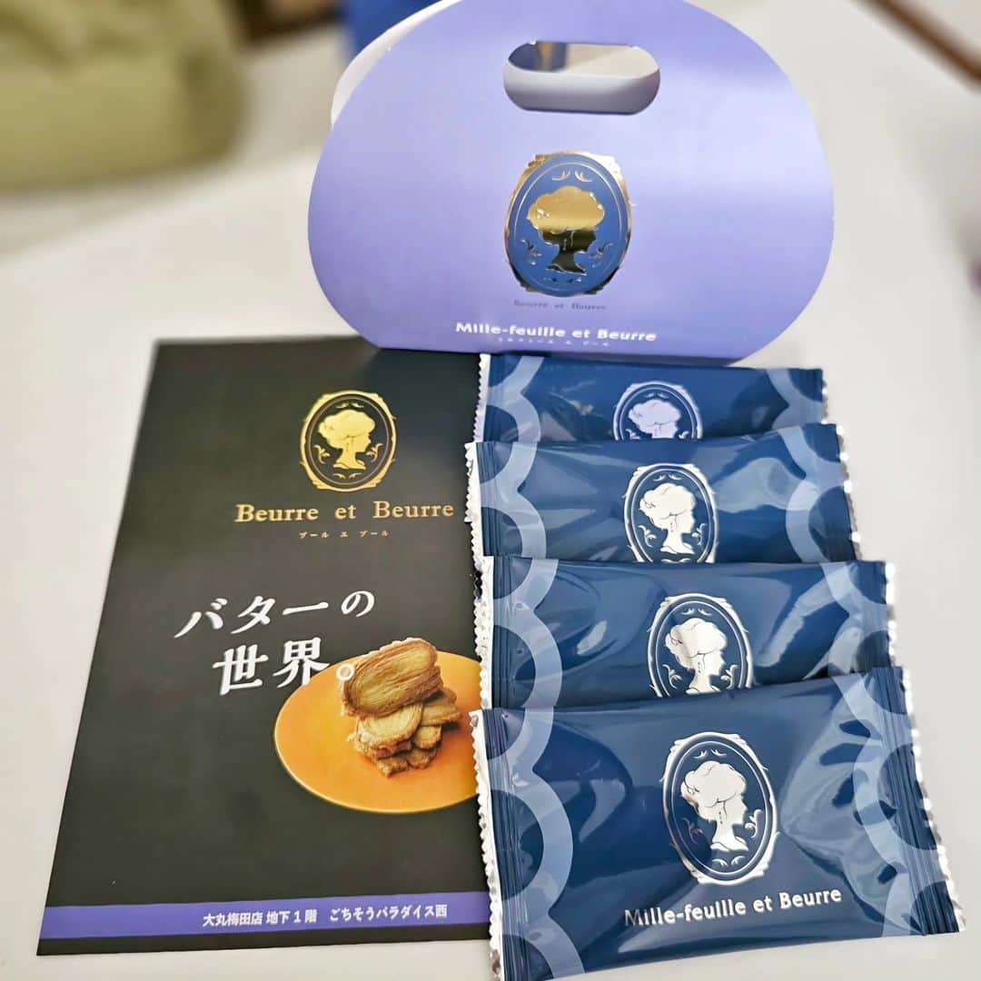 剛王さんのインスタグラム写真 - (剛王Instagram)「バタースイーツ専門店 [Beurre et Beurre] @beurre_et_beurre_ 今年の4月にオープンしたバタースイーツ専門店。  今回は 焼菓子 ミルフィーユ エ・ブール ガレットエ・ブール フィナンシェ エ・ブール 生菓子 ガトーエブール・プレーン ガトーエブール・ショコラ スフレェブール・プレーン スフレエブール・ショコラ モンブラン エブール  バターがこんなにうまいとは。 いろんな種類のボターや味があってめちゃ楽しめてめちゃうま。  ---------------------------------------------------------------------------------------------------- 【Beurr et Beurre】 〒530-0001 大阪府大阪市北区梅田3丁目1-1 大丸梅田店 地下1階西 【お店のアカウント】 @beurre_et_beurre_  ＃BeurreetBeurre　 ＃ブールエブール　 ＃大阪スイーツ　 ＃大阪グルメ ＃PR ---------------------------------------------------------------------------------------------------- 大阪・梅田に立ち寄るときは大丸梅田店の地下一階にあるこのお店に立ち寄るのもありですよ。 デパ地下はほんまにテンションあがる。 また食べたいからまた行こう。」12月3日 18時32分 - gooh2010