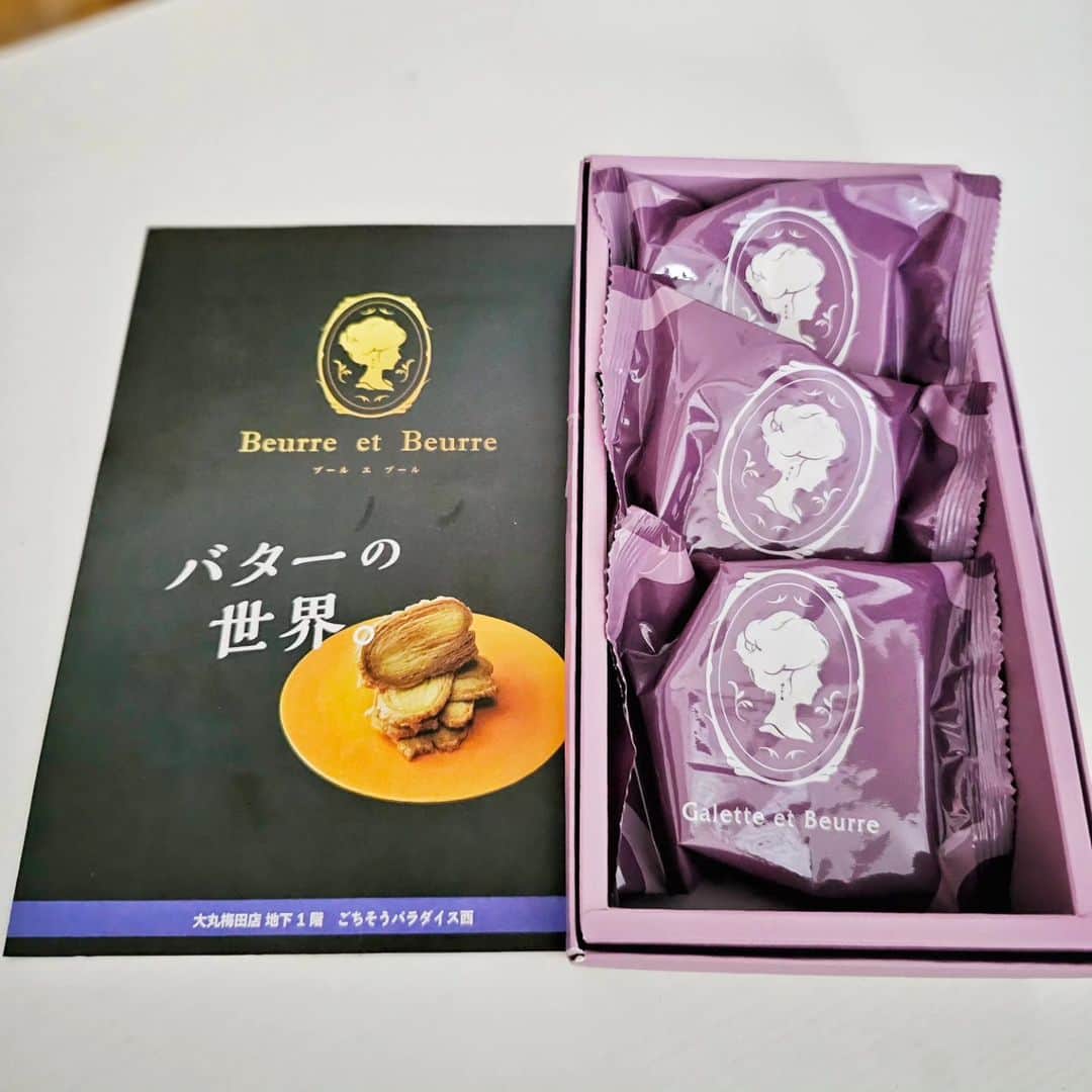 剛王さんのインスタグラム写真 - (剛王Instagram)「バタースイーツ専門店 [Beurre et Beurre] @beurre_et_beurre_ 今年の4月にオープンしたバタースイーツ専門店。  今回は 焼菓子 ミルフィーユ エ・ブール ガレットエ・ブール フィナンシェ エ・ブール 生菓子 ガトーエブール・プレーン ガトーエブール・ショコラ スフレェブール・プレーン スフレエブール・ショコラ モンブラン エブール  バターがこんなにうまいとは。 いろんな種類のボターや味があってめちゃ楽しめてめちゃうま。  ---------------------------------------------------------------------------------------------------- 【Beurr et Beurre】 〒530-0001 大阪府大阪市北区梅田3丁目1-1 大丸梅田店 地下1階西 【お店のアカウント】 @beurre_et_beurre_  ＃BeurreetBeurre　 ＃ブールエブール　 ＃大阪スイーツ　 ＃大阪グルメ ＃PR ---------------------------------------------------------------------------------------------------- 大阪・梅田に立ち寄るときは大丸梅田店の地下一階にあるこのお店に立ち寄るのもありですよ。 デパ地下はほんまにテンションあがる。 また食べたいからまた行こう。」12月3日 18時32分 - gooh2010