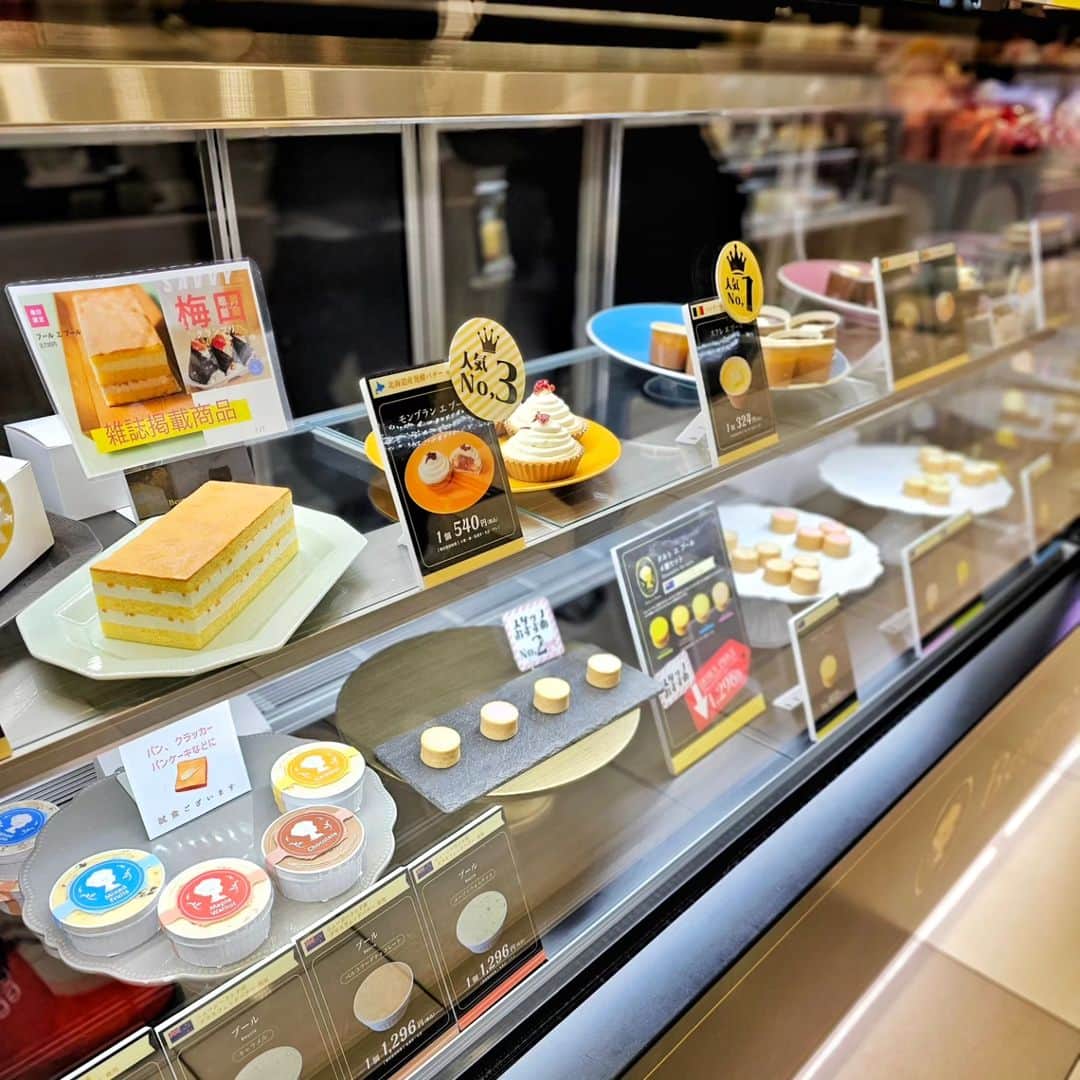 剛王さんのインスタグラム写真 - (剛王Instagram)「バタースイーツ専門店 [Beurre et Beurre] @beurre_et_beurre_ 今年の4月にオープンしたバタースイーツ専門店。  今回は 焼菓子 ミルフィーユ エ・ブール ガレットエ・ブール フィナンシェ エ・ブール 生菓子 ガトーエブール・プレーン ガトーエブール・ショコラ スフレェブール・プレーン スフレエブール・ショコラ モンブラン エブール  バターがこんなにうまいとは。 いろんな種類のボターや味があってめちゃ楽しめてめちゃうま。  ---------------------------------------------------------------------------------------------------- 【Beurr et Beurre】 〒530-0001 大阪府大阪市北区梅田3丁目1-1 大丸梅田店 地下1階西 【お店のアカウント】 @beurre_et_beurre_  ＃BeurreetBeurre　 ＃ブールエブール　 ＃大阪スイーツ　 ＃大阪グルメ ＃PR ---------------------------------------------------------------------------------------------------- 大阪・梅田に立ち寄るときは大丸梅田店の地下一階にあるこのお店に立ち寄るのもありですよ。 デパ地下はほんまにテンションあがる。 また食べたいからまた行こう。」12月3日 18時32分 - gooh2010