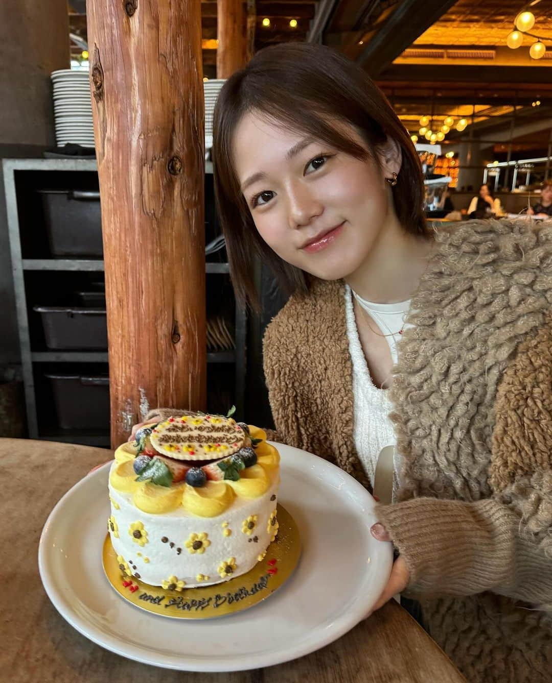 川口葵さんのインスタグラム写真 - (川口葵Instagram)「. 高校生の時からの友達が誕生日と写真集のお祝いをしてくれました😭🌻✨ 私をイメージしてオーダーしてくれたケーキ🎂かわいすぎる‥💛 本当にありがとう🥹🫶（二つ目の動画の顔めっちゃ幸せそう笑） よし、もらったお手紙読もっと💌"  おばあちゃんになっても仲良くしてね👭🏼」12月3日 18時24分 - kawaguchiaoi_1126