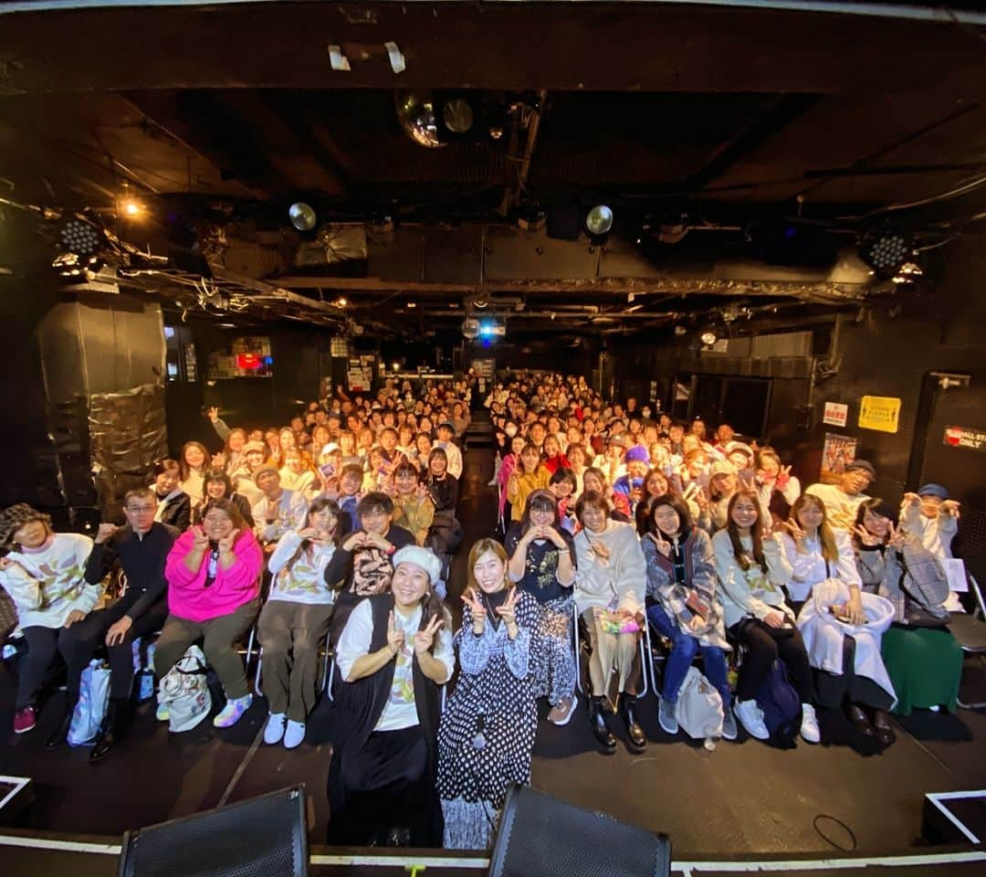 仲宗根泉のインスタグラム：「イズミートトークライブ大阪！ まっじで最高だった！ 昨日の東京とはまた違って 大阪ノリだったね。 あんなに皆が楽しみにしてくれて 待ってくれてるなんて 思ってなかったから 何か、本当に涙出そうだったわ😭  やっぱり トークショーライブやって よかったって今日も思えたし たくさんの手紙、お土産 本当に、ありがとね😭❤️❤️🥹🥹  #仲宗根泉 #カバーアルバム #灯 #トークショーライブ #大阪」