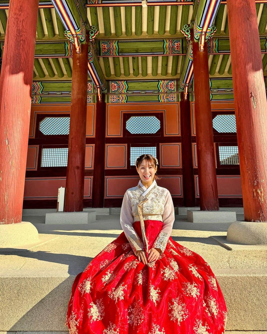 松中みなみのインスタグラム：「はじめての韓国🇰🇷💗  チマチョゴリ可愛い〜❤️ 街も可愛いしご飯も美味しい〜！！！  First time visiting KOREA🇰🇷💓 Try on hanbok! How do I look?  #韓国旅行 #ソウル旅行 #韓国女子旅  #KOREATRAVEL #SEOULTRAVEL #hanbok #한복」