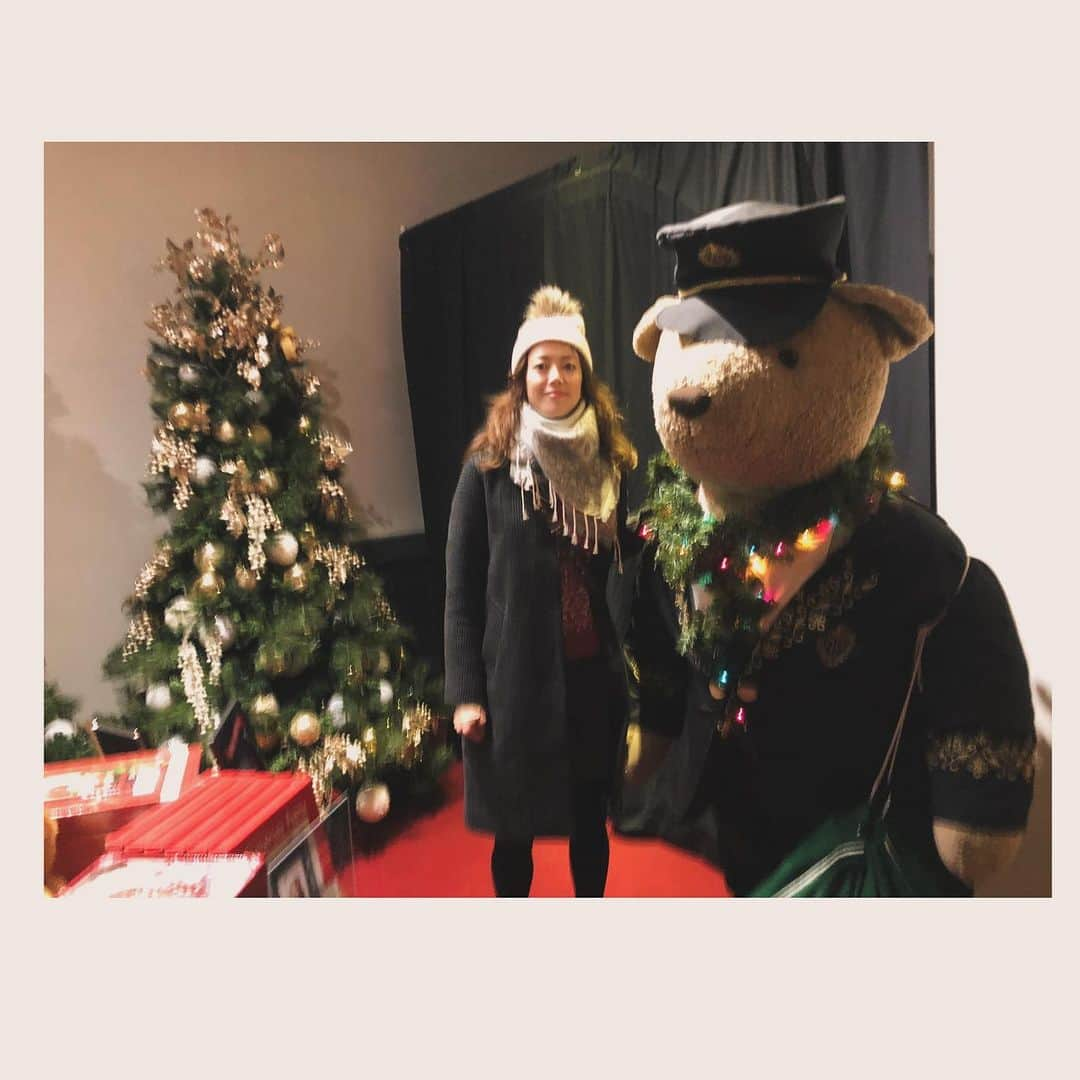 大和悠河さんのインスタグラム写真 - (大和悠河Instagram)「🐻と🌲と私 ロンドンにて  本日夜9:00からはYouTubeメンバーシップ生配信です。 お楽しみに🎄  『THE YUGA PARTY』 第187章　生配信 12月3日(日) 夜9:00〜  プログラム ☆乾杯 〜🥂Toast!〜  ☆Yuga in wonderland 〜今年100周年を迎えるもの〜 生誕100年‼️ ☆I love cooking 〜お気に入り🍎🍏🍒のお鍋〜 そしてクリスマスアドベントカレンダー🎄🤶こんなのもあった‼️  ☆Chiacchiereキアッキエーレお喋りタイム 〜今年自分へのご褒美プレゼントを買うなら何にする？〜  ☆ 大和悠河の５分で語るオペラの真髄(解釈）YUGAオペラカイエ 〜プッチーニ　ラ・ボエーム〜  ☆スペシャルなお知らせ 〜愛言葉〜  では、沢山のコメントお待ちしております😘   #大和悠河　#yugayamato  #池田理代子　先生　#池田理代子先生がミミ大和悠河ムゼッタ　 #ベルばら   #オペラ #大和悠河のオペラ出演　  #yugaoperacahier #score  #opéra  #operahouse  #opéra  #ópera」12月3日 18時28分 - yugayamato