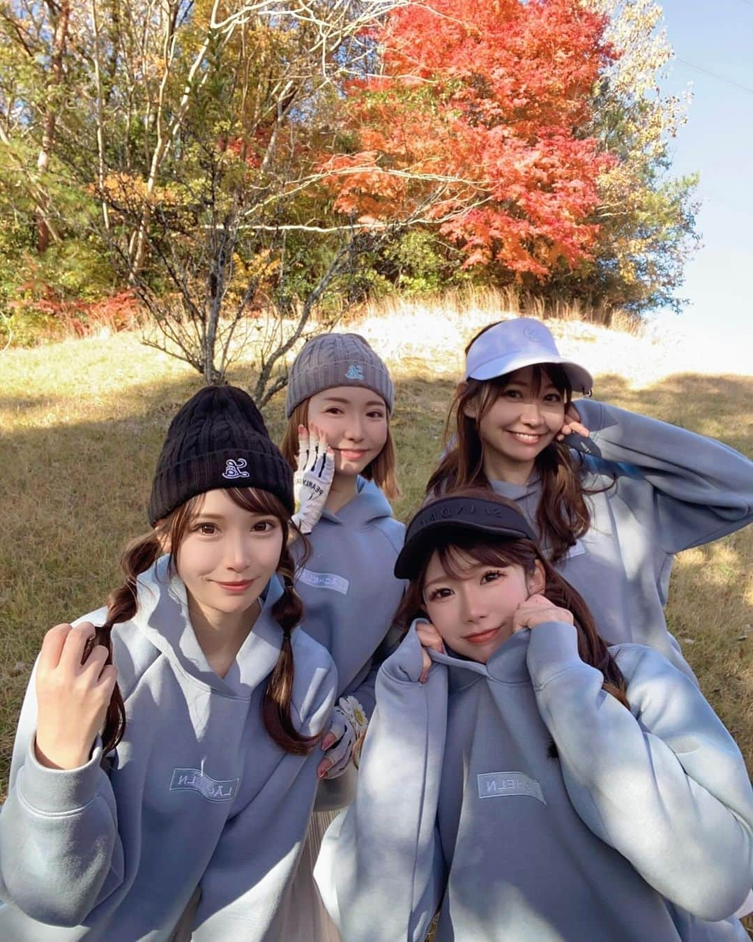 めるさんのインスタグラム写真 - (めるInstagram)「スモーキーブルー🩵のパーカーで 4つ子ちゃんラウンド🥰⛳️  @lacheln_official_  発売前から買うねー！って言ってくれてた優しい皆んな🥹💕 皆んな似合ってて可愛すぎた😍 こうやってお友達まで応援してくれる幸せを感じてる🥺🍀  そして、紅葉が綺麗だった✨ ここ数年はゴルフ場で紅葉見てる🍁笑 ゴルファーあるあるかな？！🍁  投稿したいもの溜まってるから、また投稿します🤗」12月3日 18時29分 - meru_golf