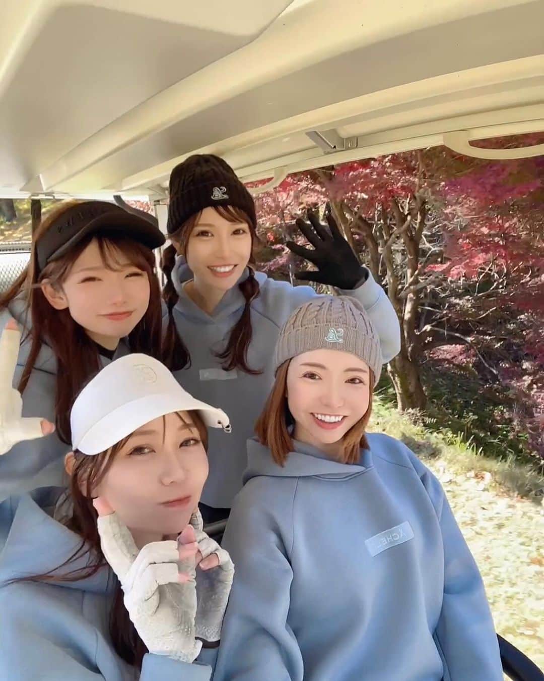 めるのインスタグラム：「スモーキーブルー🩵のパーカーで 4つ子ちゃんラウンド🥰⛳️  @lacheln_official_  発売前から買うねー！って言ってくれてた優しい皆んな🥹💕 皆んな似合ってて可愛すぎた😍 こうやってお友達まで応援してくれる幸せを感じてる🥺🍀  そして、紅葉が綺麗だった✨ ここ数年はゴルフ場で紅葉見てる🍁笑 ゴルファーあるあるかな？！🍁  投稿したいもの溜まってるから、また投稿します🤗」