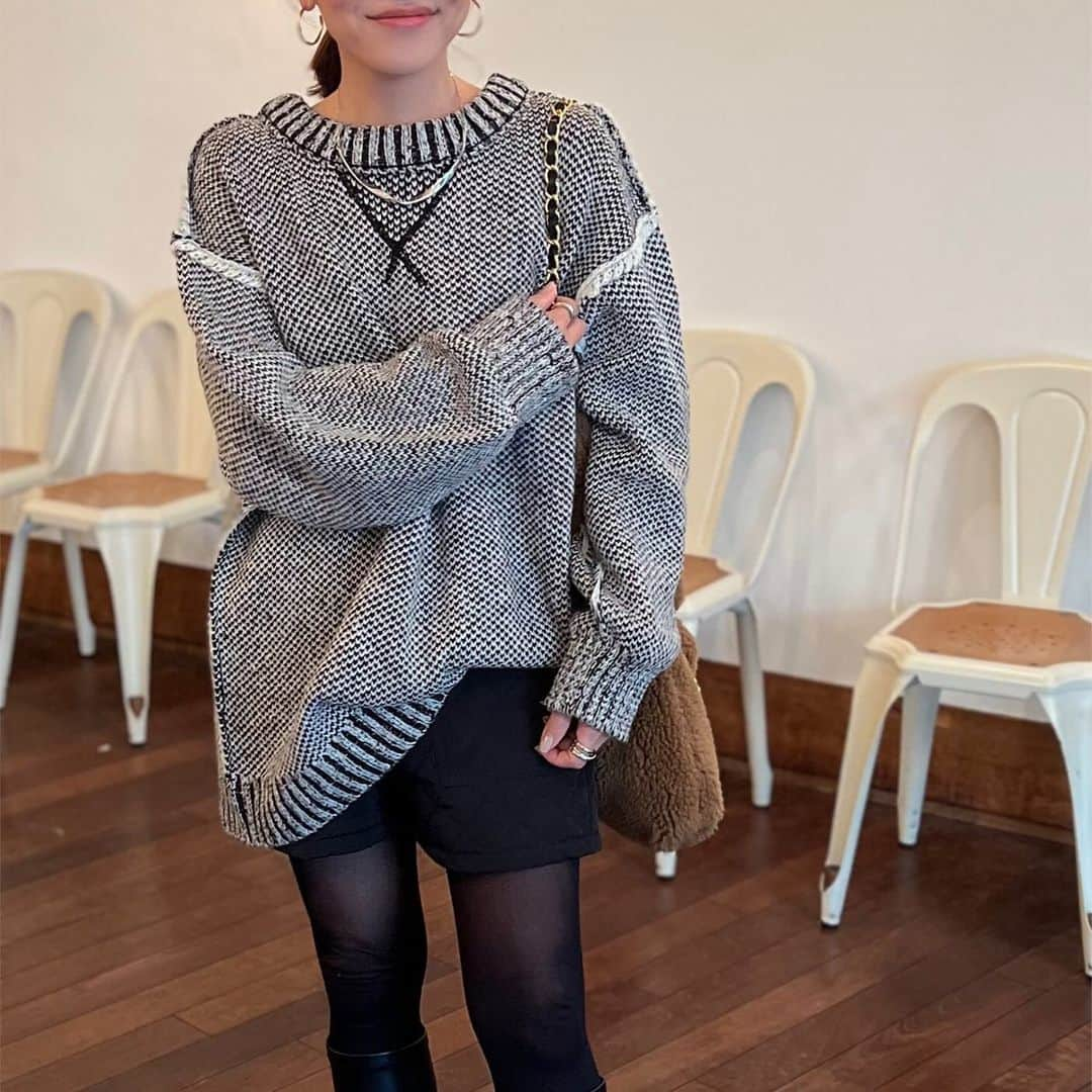 maricoのインスタグラム：「白黒の配色が可愛いざっくりニット🧶 ドロップショルダーが可愛い。 まさかの裏表2wayだよ😳  今日はショートパンツが見える写真♡  【marico▶︎153cm】 2wayリバーシブル襟配色Wジャガードニット @classicalelf_official size：M color：ブラック 　　  po▶︎#classicalelf pants ▶︎ @strooney   #タイアップ #クラシカルエルフ #エルフコーデ #zozo #zozotown #zozo購入品 #zozotown購入品#ニットコーデ #30代コーデ#カジュアルコーデ#低身長コーデ#153cmコーデ」