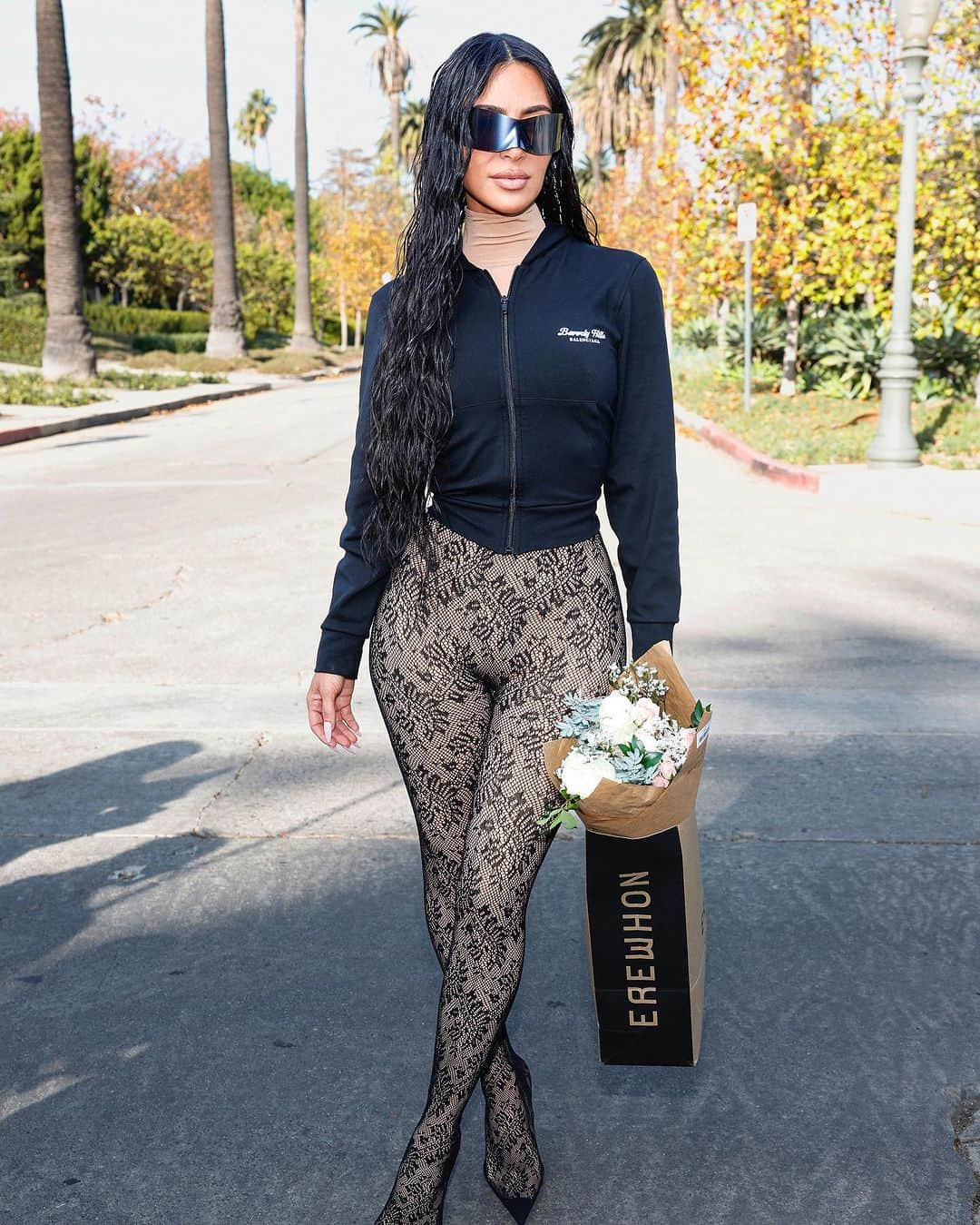 ELLE Czechさんのインスタグラム写真 - (ELLE CzechInstagram)「#Balenciaga takes over Hollywood! Kreativní ředitel značky - Demna využil ikonický nápis Hollywood pro svou show #PreFall 2024. Mezi hosty nechyběla Kim K, Kendall nebo třeba Nicole Kidman. & na mole se tentokrát objevila zpěvačka Cardi B.   ___ Foto: @gettyimages    #ReadOnELLE #ELLECzech #Balenciaga #BalenciagaShow #Fall2024 #Runway #Hollywood #Celebs #RedCarpet」12月3日 18時30分 - elleczech