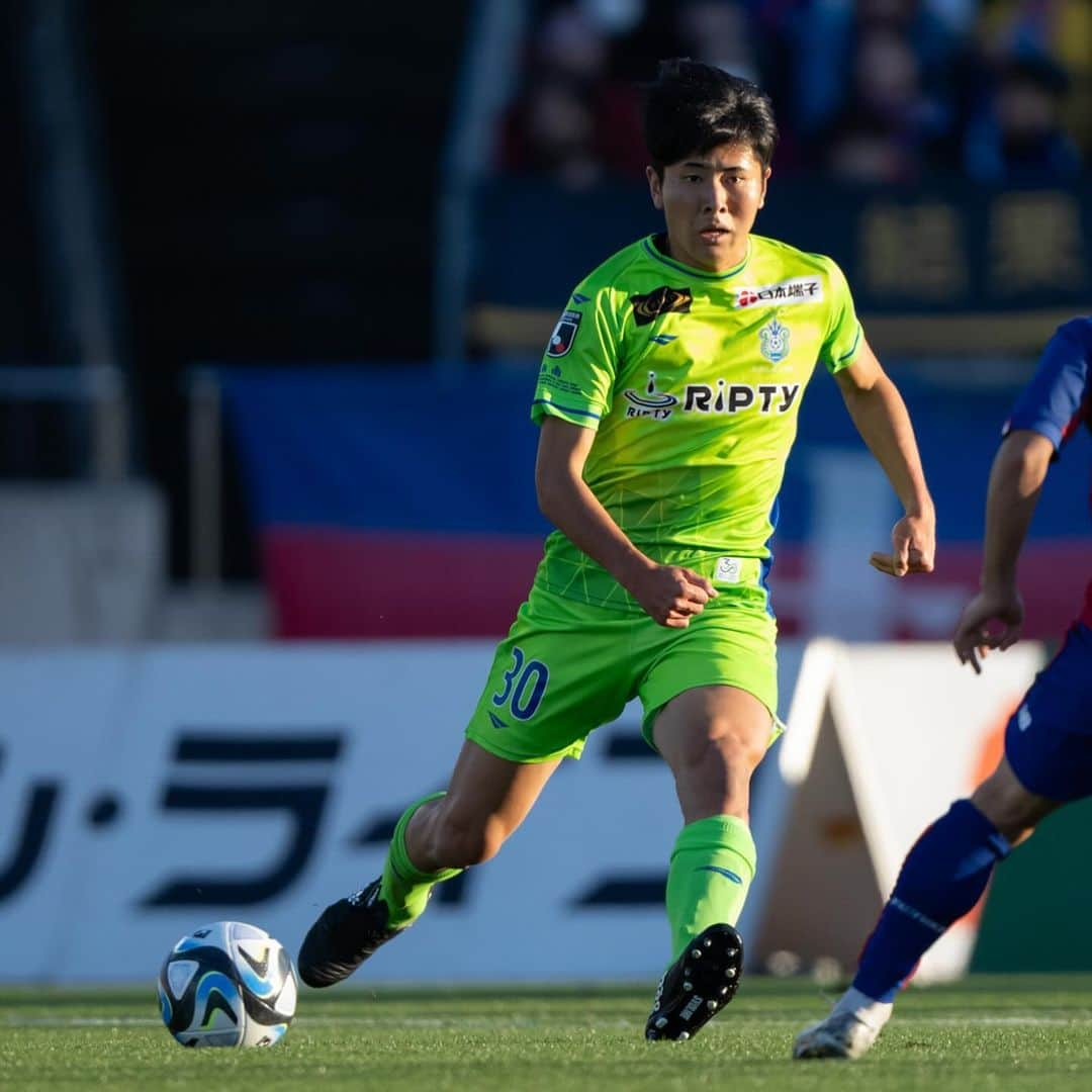 湘南ベルマーレさんのインスタグラム写真 - (湘南ベルマーレInstagram)「【Today's Shot／FC東京戦】 2023シーズン最終戦、熱いご声援をいただきありがとうございました。 後半7分、FC東京に先制を許し追いかける展開に。その後幾度もゴールに迫るも得点を奪うことができず。熱いサポートに、なんとしても勝利で応えたい試合でしたが、0-1のまま終了のホイッスルとなりました。  本日だけでなく、一年間を通して素晴らしい応援をいただき、クラブ一同心より感謝いたします。ありがとうございました。  #湘南 #ベルマーレ #湘南ベルマーレ #bellmare  #たのしめてるか #BELIEVE #roadtothefuture」12月3日 18時30分 - shonan_bellmare