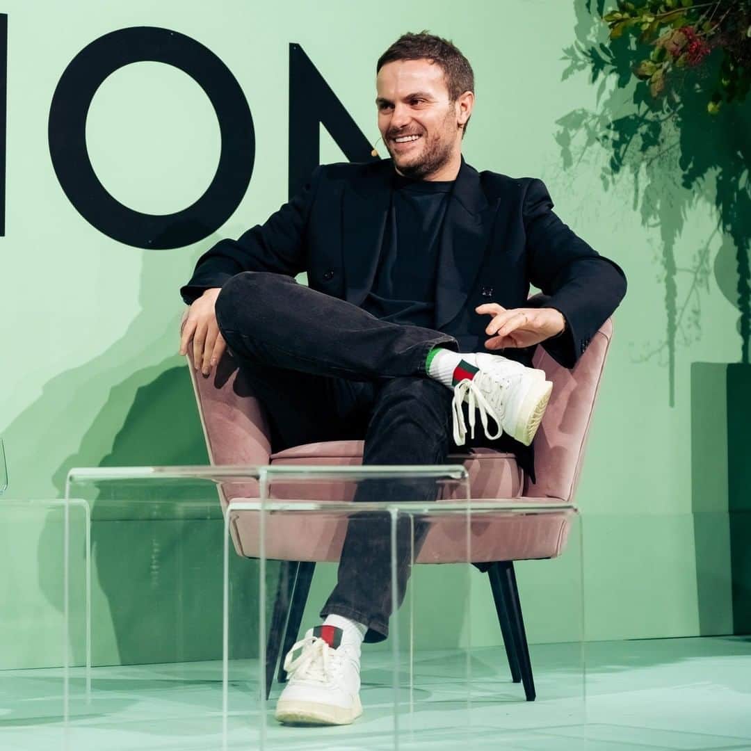Vogue Italiaのインスタグラム：「«Le parole fanno parte del mio percorso creativo: se settembre lo show era "ancora Gucci, Gucci ancora", una parola che voglio associare alla mia direzione creativa in Gucci è opportunità». Entrare nella Maison è stata una prima, grande occasione, come ha spiegato @sabatods in conversazione con @FranRagazzi durante la prima edizione italiana di Forces of Fashion: «essere chiamato alla direzione creativa è stata un’opportunità grandissima, non l’avrei mai immaginato. Ho sempre pensato che il mio compito fosse aiutare i direttori creativi e oggi il direttore creativo sono io». Continua a scoprire il talk nel podcast dedicato, al link in bio. #VoguePeople」