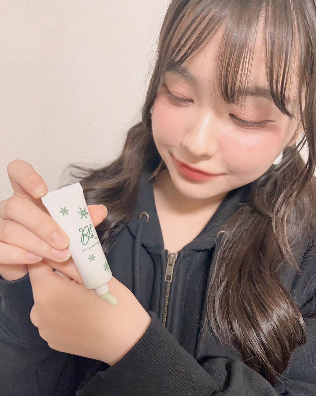 佐藤菜月海さんのインスタグラム写真 - (佐藤菜月海Instagram)「・ ニコラ1・2月合併号の付録は repipi armario CICAクリーム＆CICAパウダー2点セット⋆⸜💚⸝‍⋆  ニコラ付録史上初のCICA成分配合のクリームとパウダー！  グリーンのクリームとクリアパウダーで美肌＆美白見え！！  学校でもお出かけメイクにも両方使えて便利〜＾＾  クリームを涙袋に塗ってぷっりさせたり、パウダーを前髪につけてベタつきをオフしたり他にも使い方色々だよ！  とっても豪華なニコラ1・2月合併号の付録ぜひチェックして下さい🎀  #ニコラ #nicol #ニコモ #ニコ1_2月合併号 #レピピアルマリオ#repipiarmario #CICAクリーム #cicaパウダー」12月3日 18時34分 - natsumi_sato814official