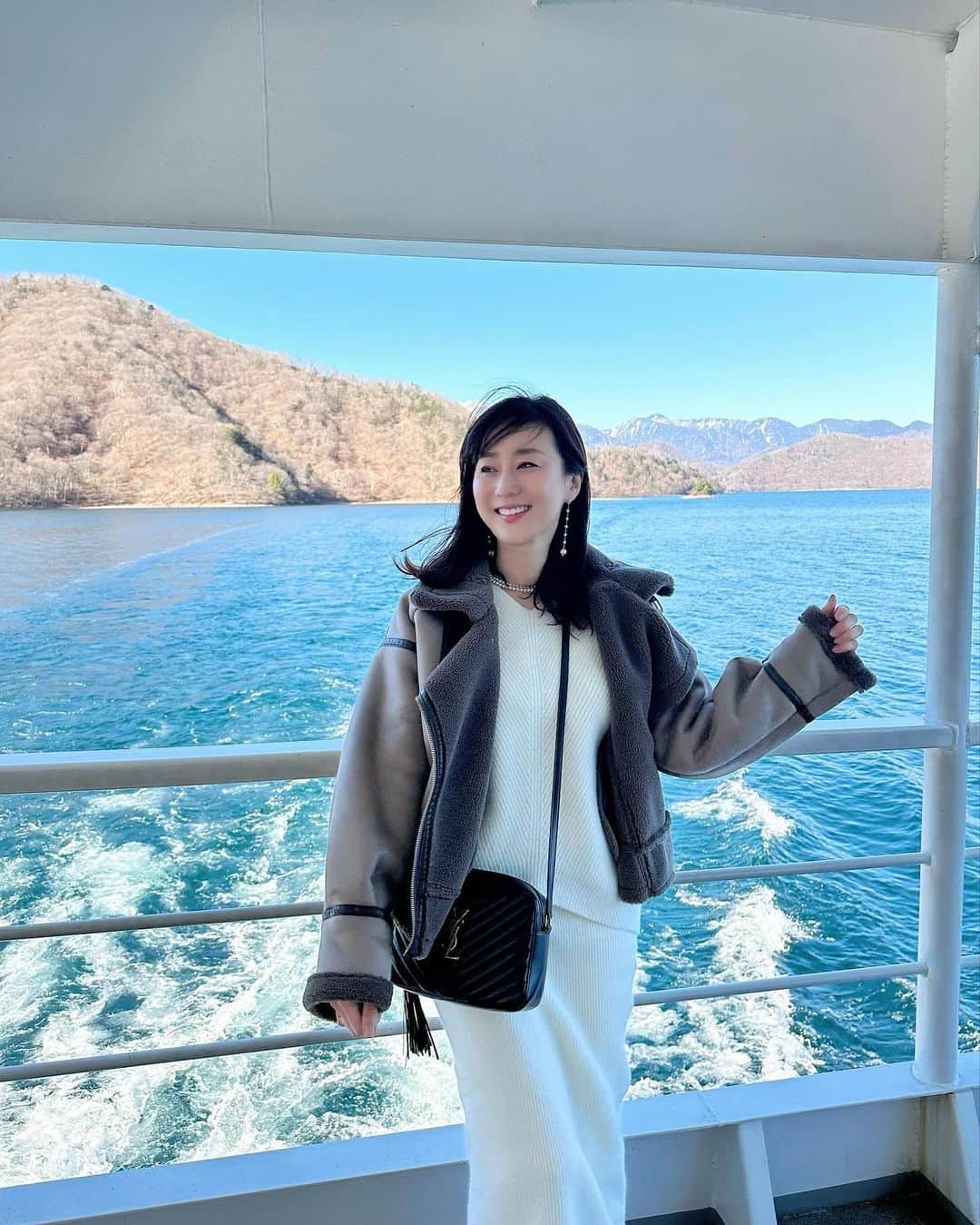 村上麻衣さんのインスタグラム写真 - (村上麻衣Instagram)「中禅寺湖。  寒かったけど、 とーっても美しくて癒されました🥰  約25kmの湖を、55分で廻るクルージングです。  雪冠の山と湖をみていると、 数年前に行ったハルシュタットを想い出しました✨  #中禅寺湖#クルージング#湖#自然 #nikko#japan」12月3日 18時34分 - maimaisue