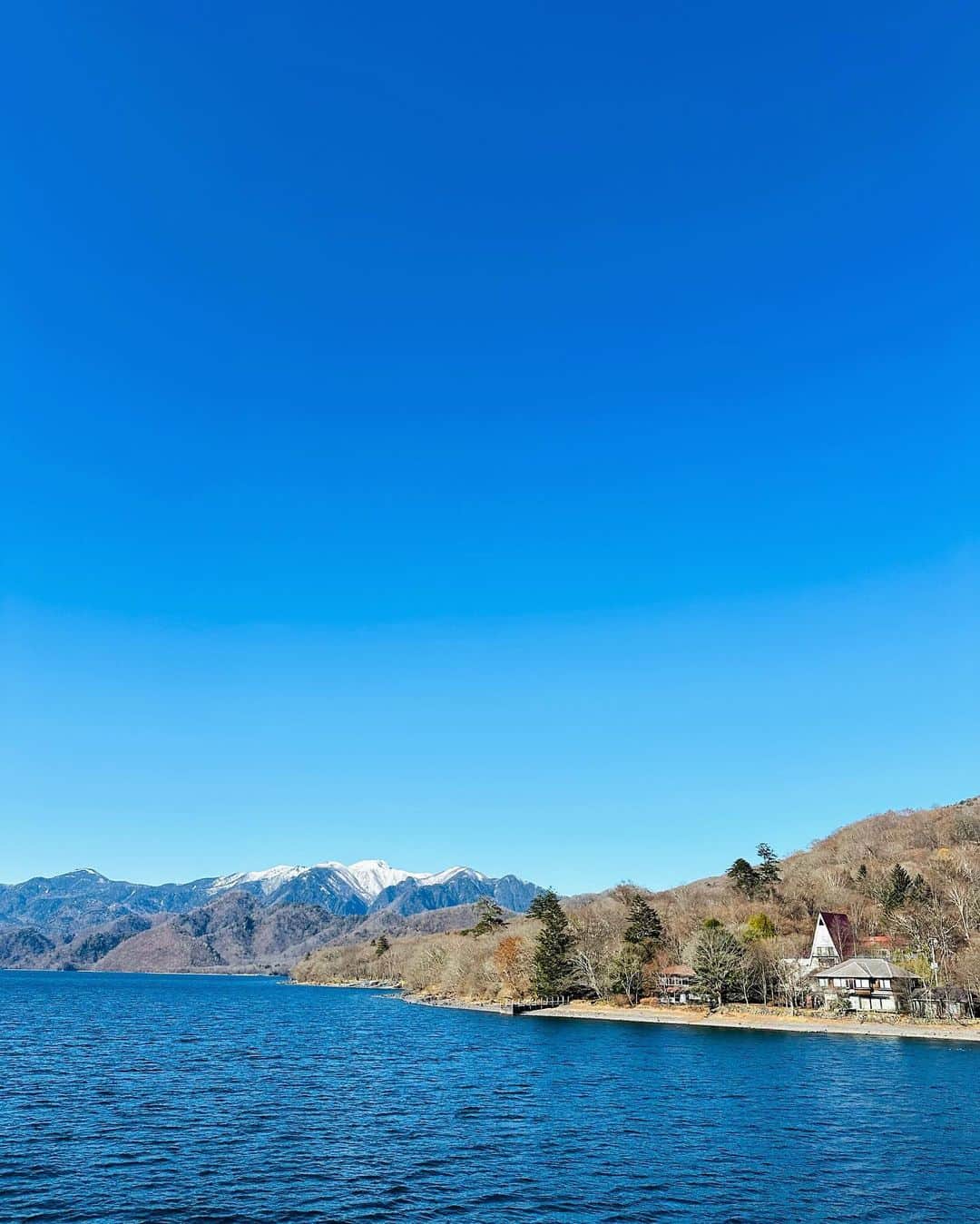 村上麻衣さんのインスタグラム写真 - (村上麻衣Instagram)「中禅寺湖。  寒かったけど、 とーっても美しくて癒されました🥰  約25kmの湖を、55分で廻るクルージングです。  雪冠の山と湖をみていると、 数年前に行ったハルシュタットを想い出しました✨  #中禅寺湖#クルージング#湖#自然 #nikko#japan」12月3日 18時34分 - maimaisue