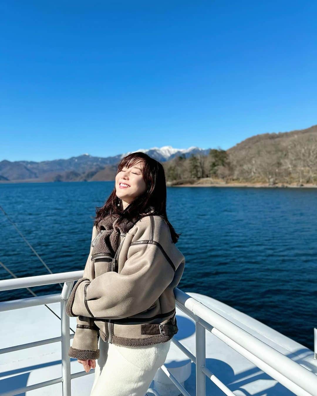 村上麻衣のインスタグラム：「中禅寺湖。  寒かったけど、 とーっても美しくて癒されました🥰  約25kmの湖を、55分で廻るクルージングです。  雪冠の山と湖をみていると、 数年前に行ったハルシュタットを想い出しました✨  #中禅寺湖#クルージング#湖#自然 #nikko#japan」