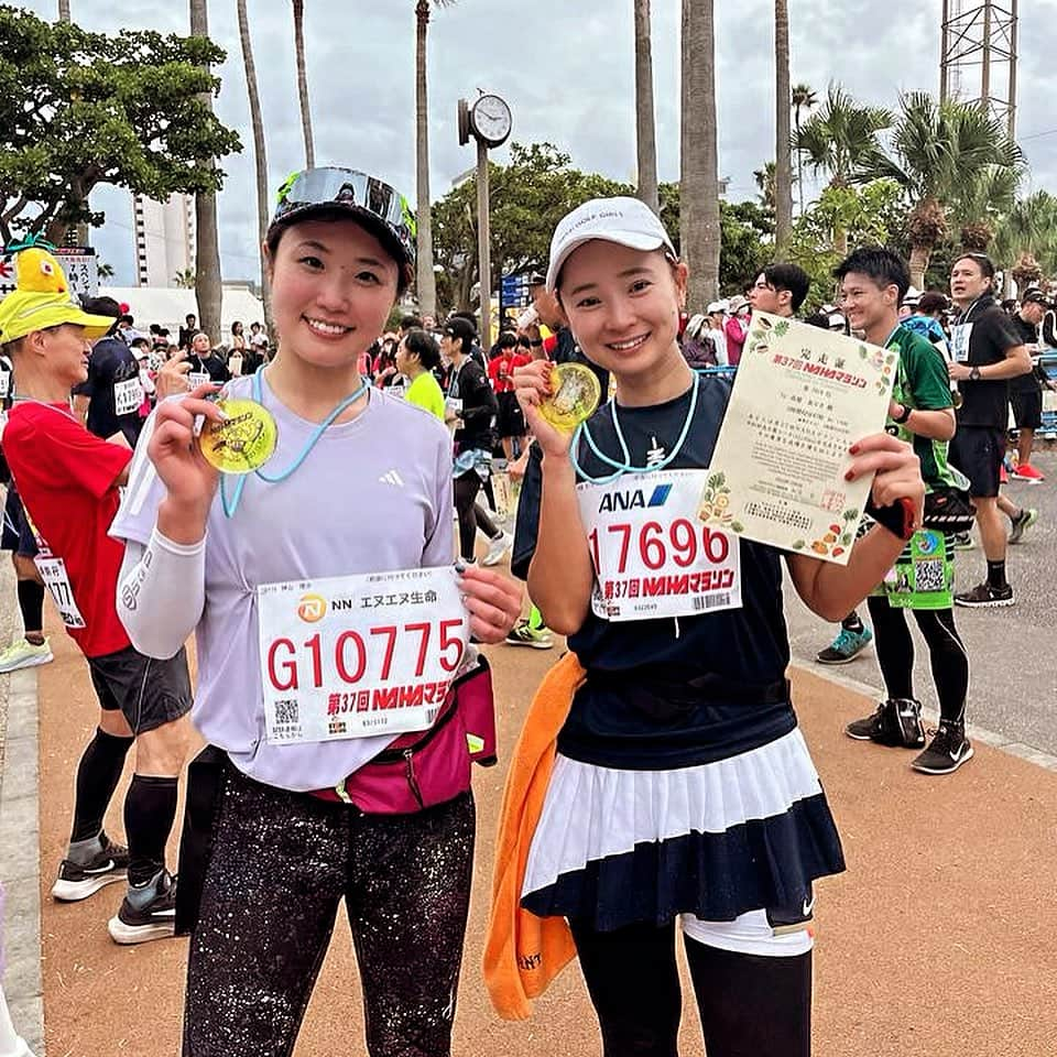 呉屋ありささんのインスタグラム写真 - (呉屋ありさInstagram)「. . 那覇マラソン！ 42.195km  ５時間２３分で無事完走〜✌︎  ９月に出ると決めてから自己流で練習。 長い期間体調を崩した時はあきらめかけたけど 残りの２週間しっかり向き合った。  走ってる時、どんなに苦しくても 練習を重ねた自信と必ずし完走するんだ！と 意地で走り切る事ができました！  もしかすると練習をしなくても 完走できたかもしれない。  けど、これまでの過程があって 完走できた事がほんっとに嬉しい☺️  そして、大会をサポートするボランティアさん。 沿道からの応援が全身に沁みた😢  わたしは最初で最後のフルマラソンですが これからは応援をする側で盛り上げたい。  きっかけをくれた相方さんと一緒に 完走できてよかった✌︎  スポーツ万歳🙌  #NAHAマラソン #フルマラソン #最初で最後 #完走しました」12月3日 18時37分 - arisa_goya