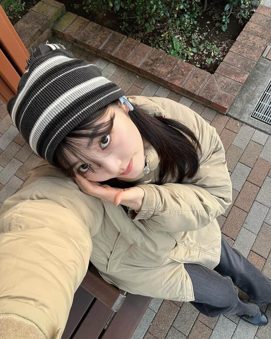 ちゃきのインスタグラム：「モンスターコートコーデ！ ⁡ ⁡ いつも見ているダウンとは違って 前後で変わる丈感が と〜てもかわいい！新鮮！ @angie_vintage_official ⌇ ⁡ ⁡ 保温性も高いから も〜しこれから韓国に行くとき、 極寒日にお出かけする時には 着ていきたいな:) ♡ ⁡ ⁡ #angie #angie_vintage #angie_ootd ※zozotownにて¥1,000クーポン発行中!! ⁡ ⁡」