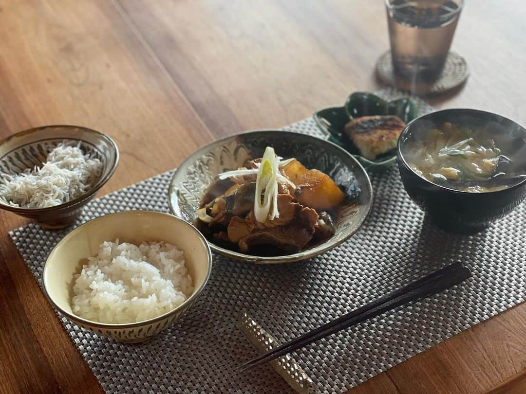 三浦瑠麗さんのインスタグラム写真 - (三浦瑠麗Instagram)「鰤大根が食べたいとあなたが言うから。 おみおつけはね、油をあまり使いすぎない揚げナスにしたんだけど、これが細く斜めに刻んだお葱とよく合うのね。しあわせになること間違いなしです。 昨夜はどろぶたグリルとともに赤ワインを。」12月3日 18時42分 - lullymiura