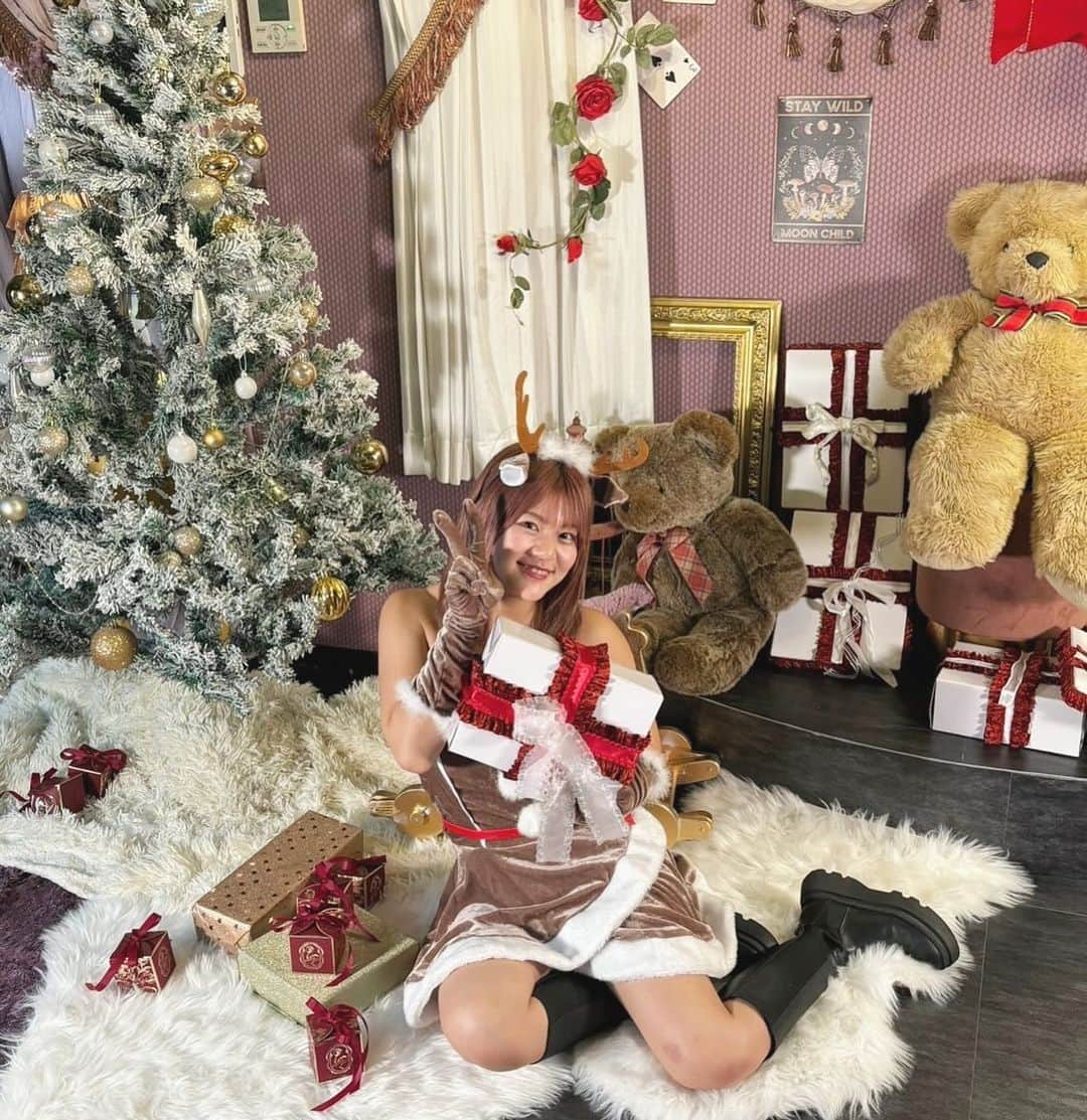 梅咲遥のインスタグラム：「今年は🎅にもなり🦌にもなってみたよう♡ とりあえず🦌から(＾ν＾)  #xmas  #コスプレ  #サンタクロース  #トナカイ」