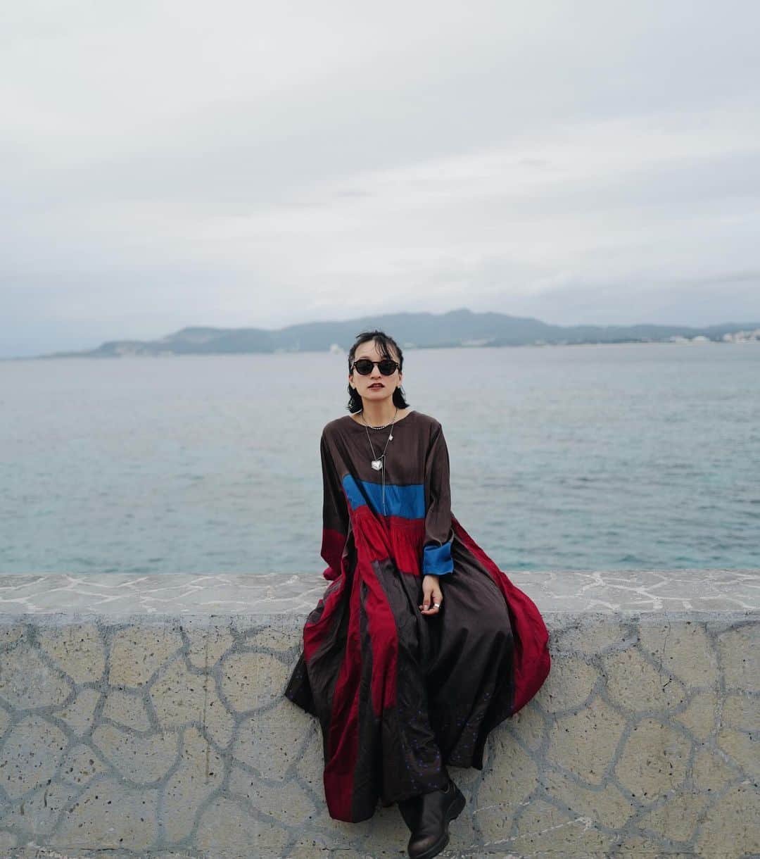 高山都さんのインスタグラム写真 - (高山都Instagram)「ちょびっとお休みをいただいて沖縄へ来ています。 駆け抜けて頑張った10.11月のご褒美として、大好きなお宿へ。 奄美で買った @injiri の美しいシルクのドレスが肌触りよくってヒラヒラして気分がいい。 細部まで本当に美しい服で、それを纏うのもご褒美感。  最後の写真は浮かれた我々のコラージュ。 飛んでるw」12月3日 18時43分 - miyare38