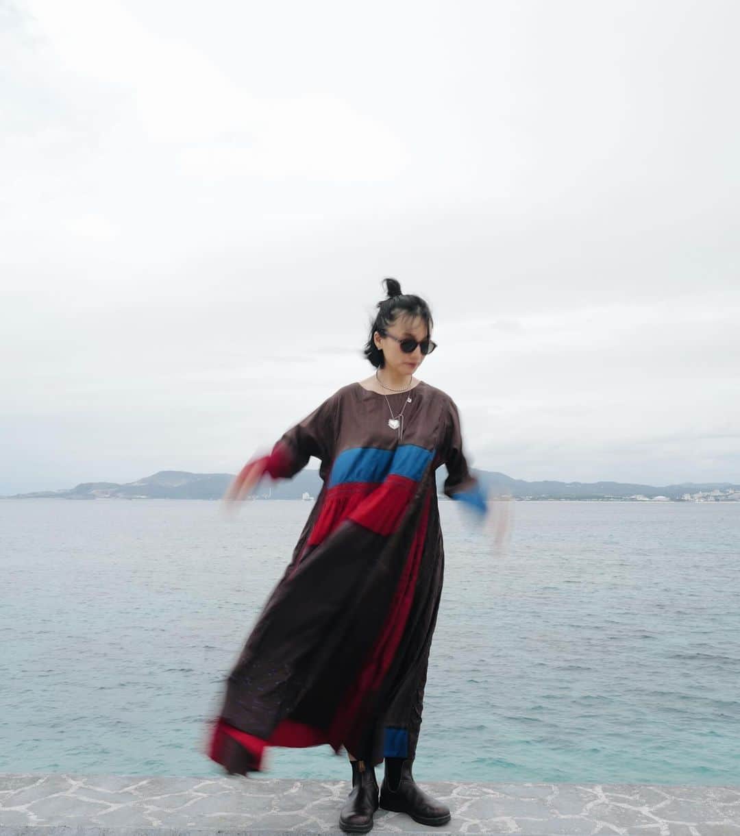 高山都さんのインスタグラム写真 - (高山都Instagram)「ちょびっとお休みをいただいて沖縄へ来ています。 駆け抜けて頑張った10.11月のご褒美として、大好きなお宿へ。 奄美で買った @injiri の美しいシルクのドレスが肌触りよくってヒラヒラして気分がいい。 細部まで本当に美しい服で、それを纏うのもご褒美感。  最後の写真は浮かれた我々のコラージュ。 飛んでるw」12月3日 18時43分 - miyare38