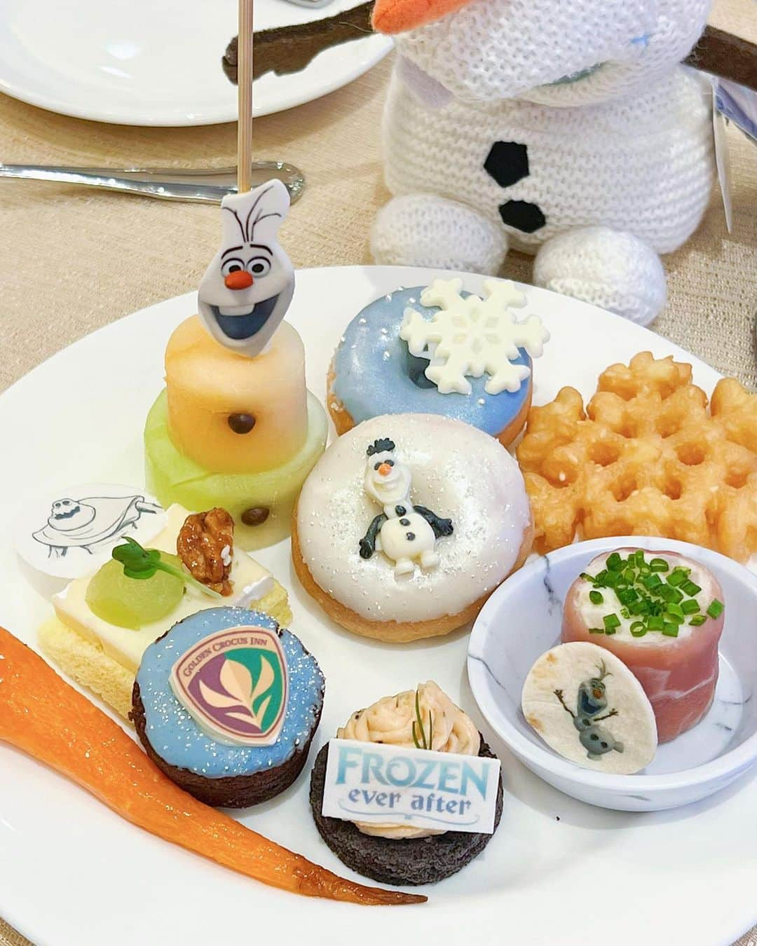 中島奈津希さんのインスタグラム写真 - (中島奈津希Instagram)「🌨️⛄️🍴 ⁡ ⁡ ⁡ かわいいプレート⛄️🌨️ 朝は基本ドリンクしか飲まないのだけど こんなかわいいモーニング出てきたら食べちゃうよね🤤🎀 ⁡ ⁡ ⁡ ⁡ ⁡ この日はアレンデール全開の 特別なモーニングビュッフェをいただいた日⛄️❄️ オラフのドーナツは可愛くて美味しいし 雪の結晶のパリパリはハマって何個食べたか分からない❄️笑 (お気に入りすぎてパークでも食べた😂) ⁡ ⁡ ⁡ ⁡  ※こちらは通常メニューではありません。 ⁡ ☁️☁️☁️☁️☁️☁️☁️☁️☁️☁️☁️☁️☁️ #PR#HKDisneyland #WorldofFrozen #ワールドオブフローズン#Frozen#アナと雪の女王 #SummerSnowDay#夏の雪の日#LetTtGo#香港ディズニーランド#ForTheFirstTimeinForever#生まれてはじめて#Disneyland#Disney#ディズニーランド#オラフコーデ#オラフバウンド#アナ雪コーデ#olafbound」12月3日 18時44分 - nakajima_natsuki