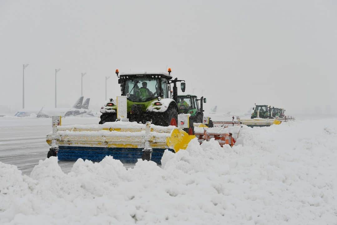 ルフトハンザのインスタグラム：「Many hard-working hands at @munich_airport 💪❄️. Thank you for that! Air traffic is slowly starting again. Unfortunately, many flights are still canceled. Please check the flight status on Lufthansa.com & in the app before traveling to the airport. Thank you!」