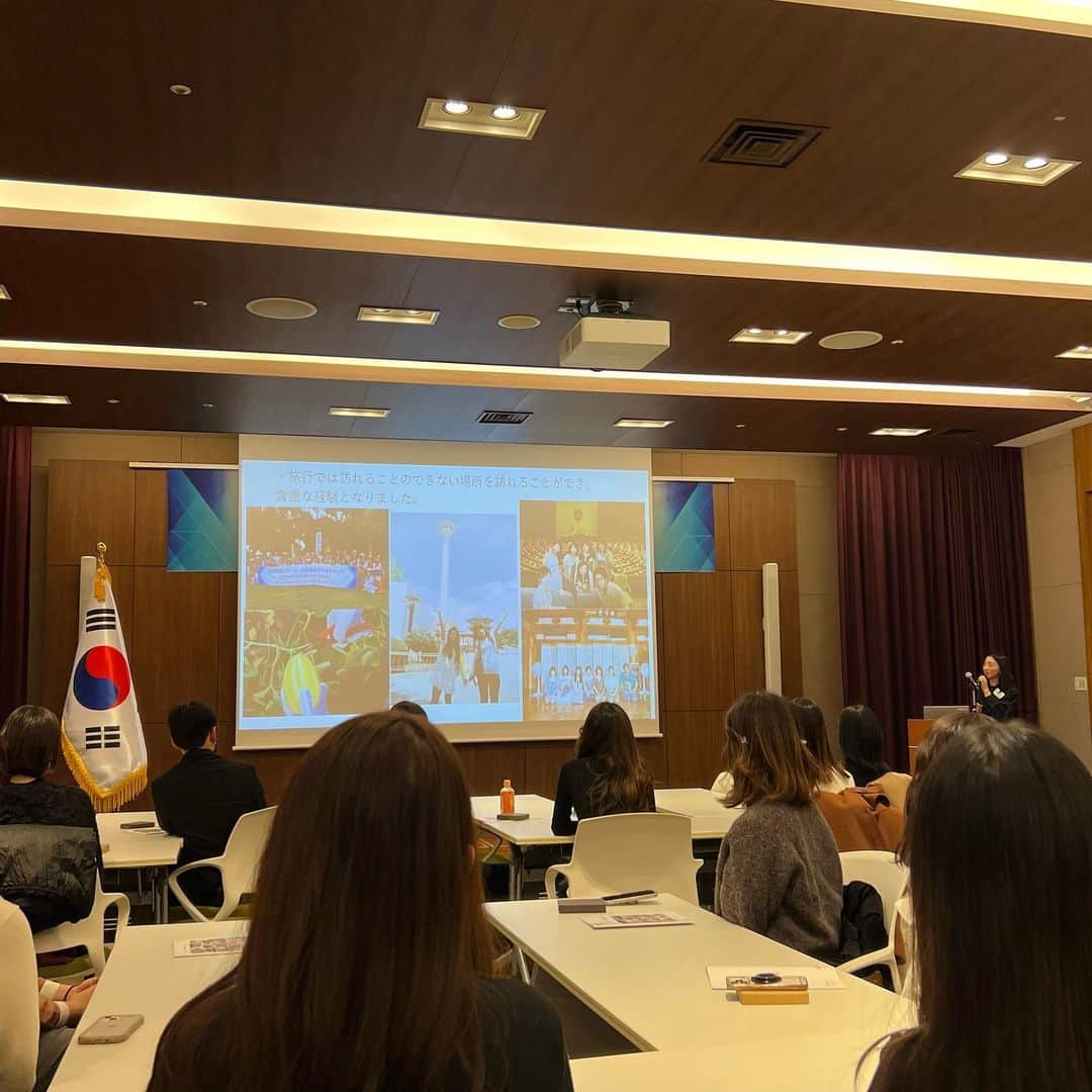 野本愛さんのインスタグラム写真 - (野本愛Instagram)「韓国大使館で懇親会がありました🥰✨  11年前に韓国の魅力をSNSを通して PRするレポーターに韓国大使館の方に選んでいただき 一緒に4泊5日韓国のいろいろな場所を巡りました❤️  その時の仲間にも再会できました😊💕💕  あの頃私は人生大ピンチ💦で なにか新しい風を感じたくて 応募をしました。  この韓国旅の自由時間にたまたま見つけた アクセサリーブランドに一目惚れして 韓国からの輸入販売を始めて この旅で出会った韓国人の友達にも手伝ってもらって 複数の百貨店でのポップアップや 卸売をできるようになり 会社設立に至りました🥰🥰  まさに私の転機となりました🥰🇰🇷✨✨  絶望の中には必ず 希望があるんだと学びましたし 出会いや挑戦こそ 人生を変えると学びました😆😆笑  海外の会社とのお取引は 楽しいですし学びも多いので また海外の人とお仕事したいですね💚💚  懇親会で食べた韓国大使館御用達の @gogono.eats の韓国料理が美味しすぎたー✨🥰  特に酸っぱいキムチ最高だったな❤️❤️  #韓国大使館 #韓国 #韓国グルメ #韓国料理 #韓国旅行 #韓国ビジネス #韓国交流 #国際交流 #海外ビジネス #海外大好き #snsレポーター #人生の転機 #会社設立 #korea」12月3日 18時46分 - himemode