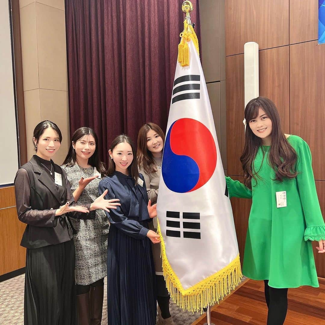 野本愛のインスタグラム：「韓国大使館で懇親会がありました🥰✨  11年前に韓国の魅力をSNSを通して PRするレポーターに韓国大使館の方に選んでいただき 一緒に4泊5日韓国のいろいろな場所を巡りました❤️  その時の仲間にも再会できました😊💕💕  あの頃私は人生大ピンチ💦で なにか新しい風を感じたくて 応募をしました。  この韓国旅の自由時間にたまたま見つけた アクセサリーブランドに一目惚れして 韓国からの輸入販売を始めて この旅で出会った韓国人の友達にも手伝ってもらって 複数の百貨店でのポップアップや 卸売をできるようになり 会社設立に至りました🥰🥰  まさに私の転機となりました🥰🇰🇷✨✨  絶望の中には必ず 希望があるんだと学びましたし 出会いや挑戦こそ 人生を変えると学びました😆😆笑  海外の会社とのお取引は 楽しいですし学びも多いので また海外の人とお仕事したいですね💚💚  懇親会で食べた韓国大使館御用達の @gogono.eats の韓国料理が美味しすぎたー✨🥰  特に酸っぱいキムチ最高だったな❤️❤️  #韓国大使館 #韓国 #韓国グルメ #韓国料理 #韓国旅行 #韓国ビジネス #韓国交流 #国際交流 #海外ビジネス #海外大好き #snsレポーター #人生の転機 #会社設立 #korea」