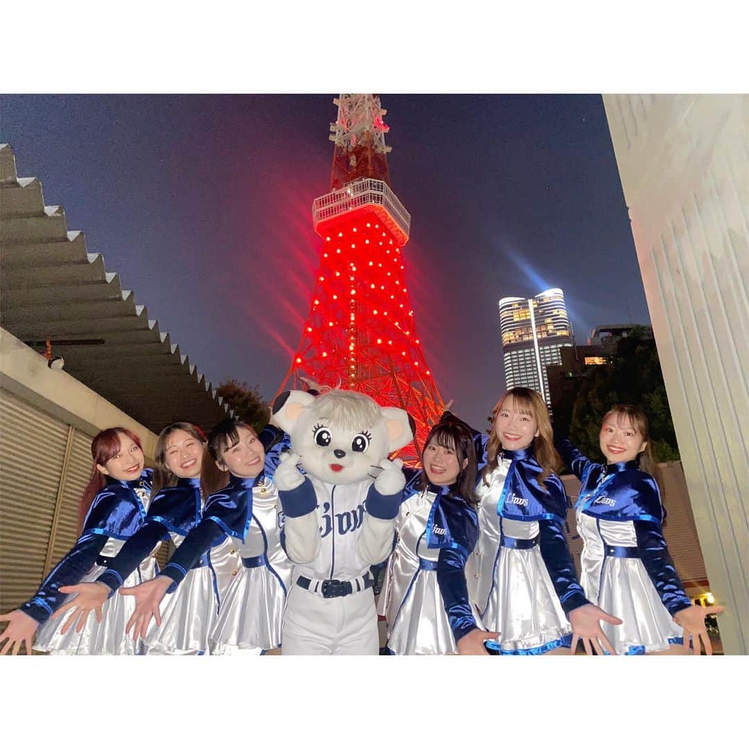 ブルーレジェンズのインスタグラム：「先日のイベントでライトアップした東京タワーが綺麗でした🗼 綺麗に写真が撮れる場所をライナが教えてくれたんですよ💓皆さんにもお裾分け🤲🏻  #bluelegends #ライナ #seibulions #埼玉西武ライオンズ」