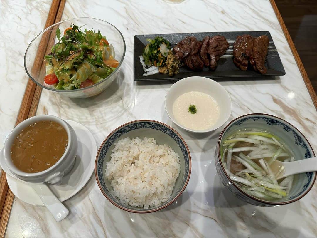 酒井一圭のインスタグラム：「仙台駅で 英気を養い ゆっくり 帰京します💜  冬だねー！  #純烈 #酒井一圭」