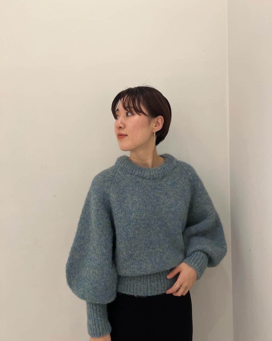 LAGUNAMOONのインスタグラム：「【PICKUP STYLING】 〈福岡パルコ〉OONISHI(@lagunamoon_runa) ふっくらとした肉厚なニットプルオーバー。 ボリュームスリーブなのでショート丈に設定し、ボトムスとのバランスをとりやすいシルエット◎ 目を惹く鮮やかなカラー展開も魅力です。  #カラーショートニットプルオーバー color...ホワイト/グレー/オレンジ/イエロー/グリーン/パープル price...¥8,000（＋tax）　 size...S.M（スタッフ身長162cm F着用） . . ___________________________________________________ LAGUNAMOON全国店舗のLINEアカウントが出来ました！ @lagunamoon_shop TOPのハイライト「LINE」よりお好きな店舗を追加出来ます！  _____________ プロフィールのURLよりご覧下さい。 #LAGUNAMOON #LAGUNAMOON_SHOP」