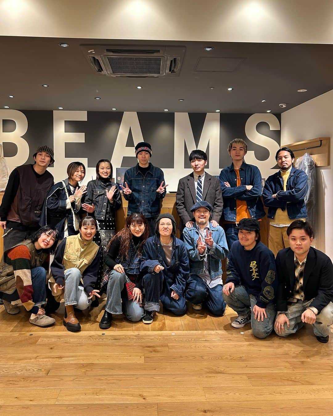 ビームス神戸のインスタグラム：「. 👗新企画！！毎月1日はドレスコードの日〜〜👔  と！いうことで12月からスタートするドレスコード！ 今月は【デニム👖】  ドレスコードした日ってみんなのスタイリングが楽しみなんですよね〜( ᴖ_ᴖ )‎ 今月はクリスマスにもドレスコードするのでお楽しみに🎄🤍  🔍商品の問い合わせは、電話orDMでも承っております。  ⚠️営業時間中での返答となりますので、お時間がかかる可能性がございます。予めご了承下さいませ。  ☎️078-335-2720  #beams#bprbeams#beamsplus#beamsboy#raybeams#kodomo#beamst#instafashion#instagood#outfit#outfitoftheday#fashion#ootd#beamskobe#kobe#japan#ビームス#fennica」