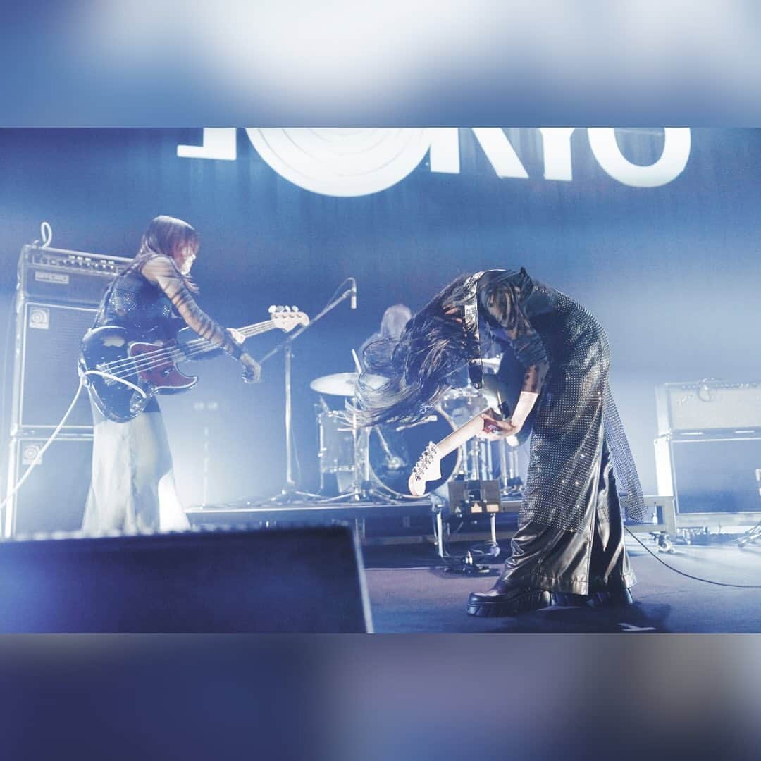J-WAVEさんのインスタグラム写真 - (J-WAVEInstagram)「#羊文学 撮りおろし写真 公開📸  J-WAVE主催 都市型カルチャー・フェス INSPIRE TOKYO 2023 WINTER⛄️❄️  12/2（土）MUSICLICK LIVEに登場 羊文学のライブ写真を公開📷  Photo by 上飯坂一  ■セットリスト M1 FOOL M2 永遠のブルー M3 more than words M4 honestly M5 光るとき M6 OOPARTS M7 1999 M8 夜を越えて  === このMUSICLICK LIVEの模様は、 12/15(金) ～JK RADIO～ TOKYO UNITEDでオンエア📻  ぜひお聴きください🎧 ===  #jwave #インスパイアトーキョー @hitsujibungaku @hiz_s @jonkabira.official」12月3日 18時51分 - jwave813