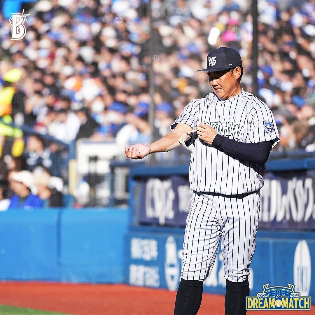 横浜DeNAベイスターズさんのインスタグラム写真 - (横浜DeNAベイスターズInstagram)「. 【#柳沢慎吾 さん セレモニアルピッチに登場！】  横浜スタジアム45周年を記念して横浜スタジアムで開催されたスペシャルイベント『YOKOHAMA STADIUM 45th DREAM MATCH』  試合前には、#柳沢慎吾 さんによるセレモニアルピッチが行われました！ 横浜高校 vs 東海大相模による神奈川県大会の決勝戦を舞台に、両出身校のOBたちもグラウンド上へ登場！ 過去最長!?となる約30分のセレモニアルピッチが開催され、試合前の #横浜スタジアム を盛り上げていただきました！！ また、セレモニアルピッチの模様は、球団公式YouTubeにて公開予定！  『YOKOHAMA STADIUM 45th DREAM MATCH』について： 1978年4月にこけら落としとなる横浜大洋ホエールズ対読売ジャイアンツの開幕戦が行われ、今年で45年を迎えた横浜スタジアム。横浜DeNAベイスターズの本拠地として数々のプロ野球の試合が行われてきたほか、高校野球では全国屈指の激戦区・神奈川県の代表を決める神奈川野球の聖地として幾多の名勝負が横浜スタジアムで繰り広げられてきました。  今回は、竣工から45周年を記念して、ベイスターズ歴代のスターが集まったオールスターチーム「BAY DREAM STARS」と横浜高校や東海大相模高校など全国屈指の強豪校を含めた神奈川県内の高校野球出身のレジェンドたちが集結するチーム「Y45 LEGEND HEROES」によるドリームマッチを開催。  #横浜スタジアム #ハマスタ #baystars」12月3日 18時55分 - baystars_official