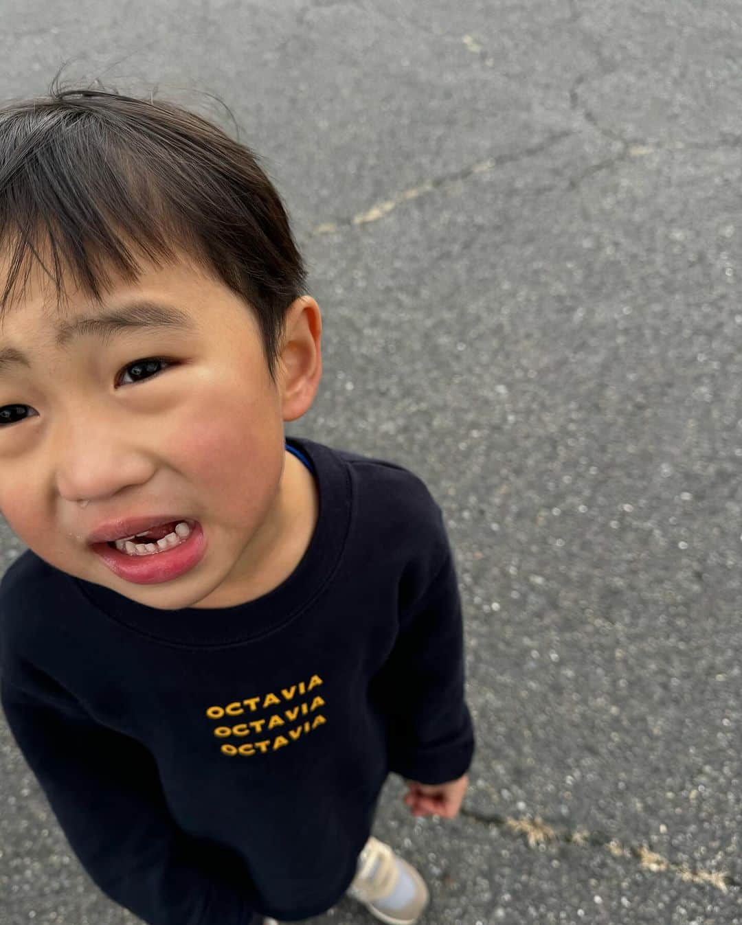 MAKI MIYAMOTO 宮本真紀さんのインスタグラム写真 - (MAKI MIYAMOTO 宮本真紀Instagram)「. マラソン頑張ったお兄ちゃんじゃなくて応援を頑張ったきゆうとの写真👶🏻笑 4歳に1.7㎞と上り坂は過酷だったかもしれないし、心の声全部口に出しながら走るから大変だったけどたくさん応援してもらって保育園の友達との挑戦は本当に楽しい時間でした♡終わってからご褒美にサラダが食べたいとのことで🥗笑  次は3ヶ月後に私もまたレースに出ようと思うのでこども達に負けずがんばろ✊🏻  #dayoff」12月3日 18時56分 - makime_me_