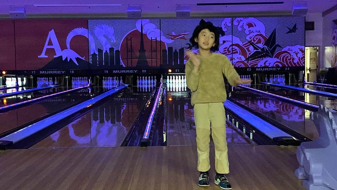 森本千絵のインスタグラム：「三沢基地はすっかりクリスマスモード。 恒例のアメリカンボーリング大会。」