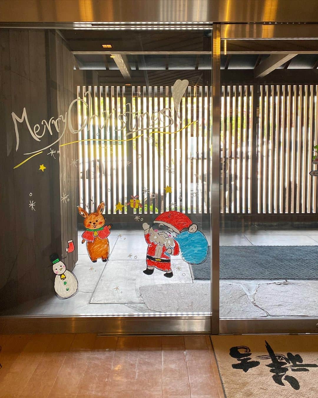 祥吉さんのインスタグラム写真 - (祥吉Instagram)「クリスマス のイラスト 祥吉スタッフが自動ドアに 躊躇なく可愛く 描いてくれました 絵心のない私は 思いっきりのよさを尊敬します  #クリスマス #クリスマスイラスト #クリスマス仕様」12月3日 18時57分 - akoshokichi