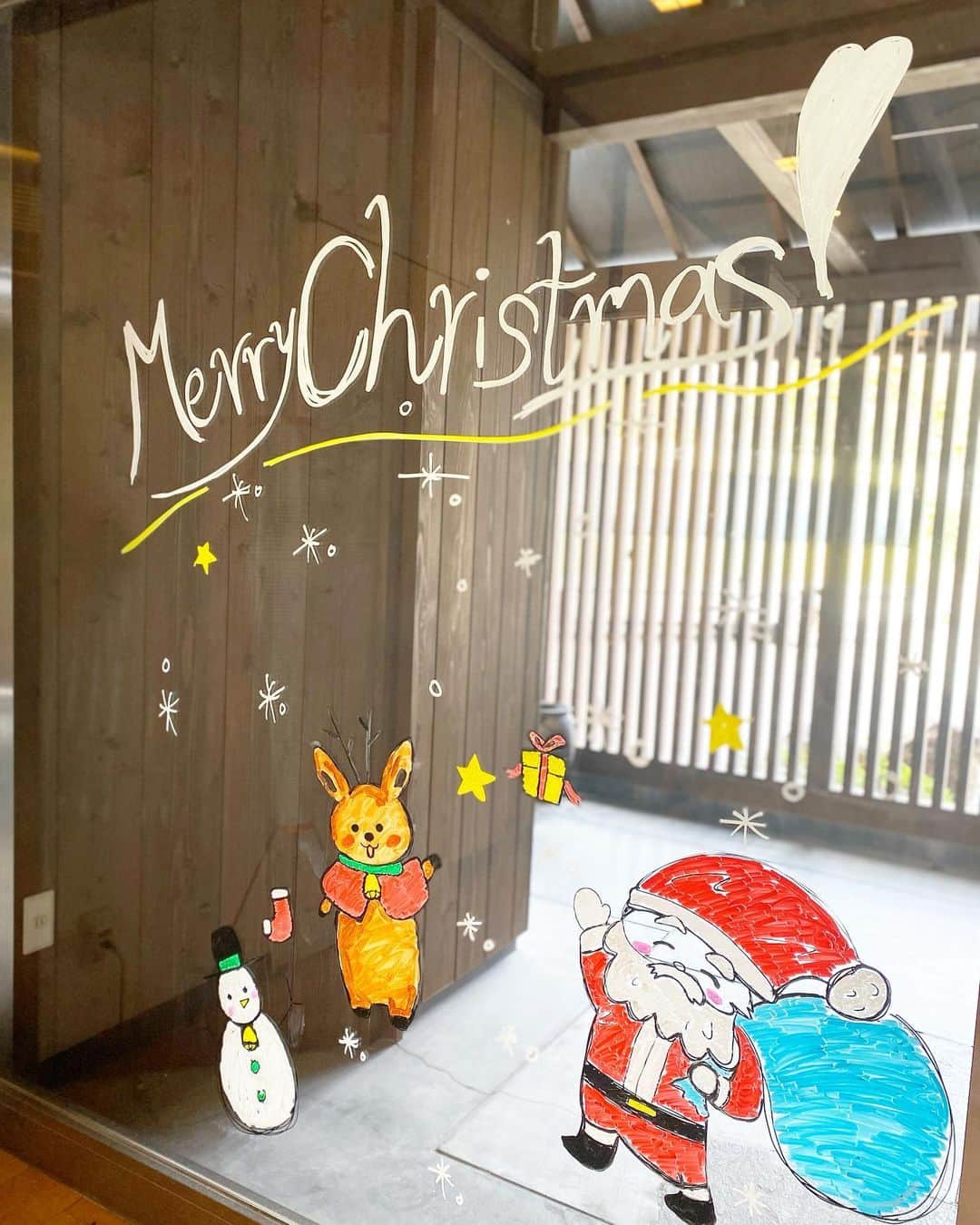 祥吉のインスタグラム：「クリスマス のイラスト 祥吉スタッフが自動ドアに 躊躇なく可愛く 描いてくれました 絵心のない私は 思いっきりのよさを尊敬します  #クリスマス #クリスマスイラスト #クリスマス仕様」