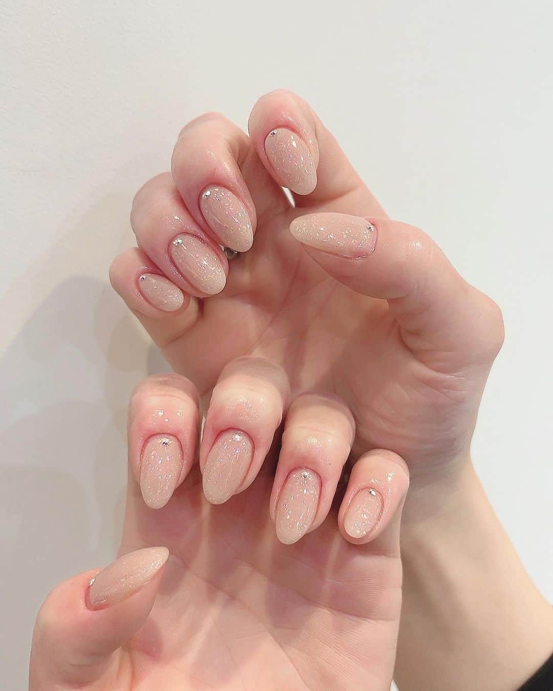 mami 宝島社のインスタグラム：「☑︎new nail  冬だからきらきらにした🎄✨  #冬ネイル #大人ネイル  #キラキラネイル」