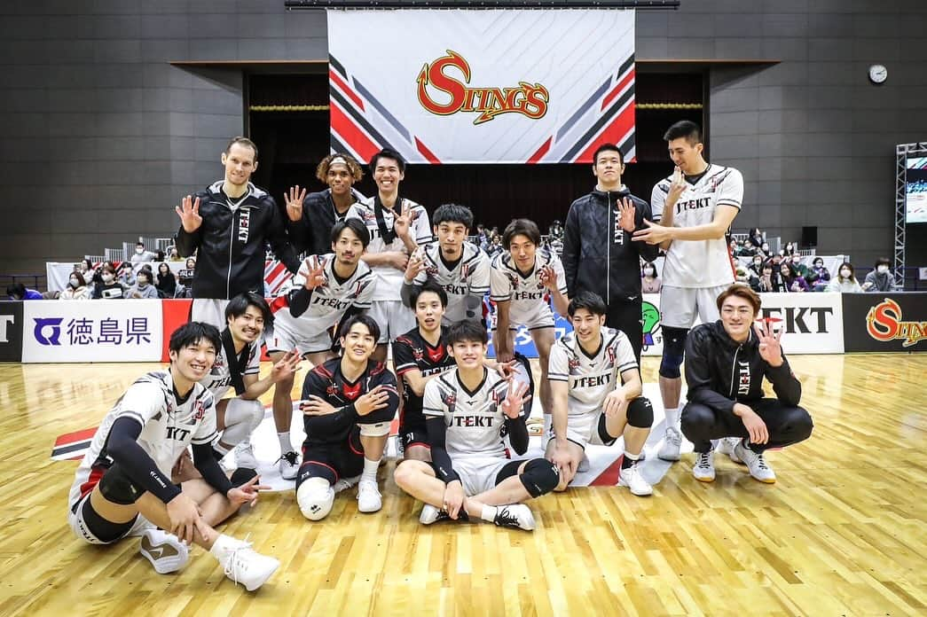 酒井大祐のインスタグラム：「#ジェイテクトスティングス #徳島ホームゲーム  昨日と今日と2日間、たくさんの応援ありがとうございました。 連勝出来たこと。 そして、相手と戦えたこと。 相手と戦うことははもちろんですが、何よりも自分達をコントロールしようとし続けた選手。 それをサポートするベンチの選手。 チーム一丸で戦えたこと。  来週は天皇杯。 1つずつクリアして行きます。 #ジェイテクトstingsしか勝たん #戦う働きバチ #はちみつ集団 #stingsfamily #バレーボール #volleyball #japan #vリーグ #volleyballlife #jtektstings #ジェイテクトstings #vリーグはバレーだよ #jtekt #ジェイテクト #sakaidagram #サカイダグラム #皆さまの声援が力になります #楽しさ嬉しさ辛さしんどさなどの感情が自分の行動を後押しする #teamとgroupの違い」