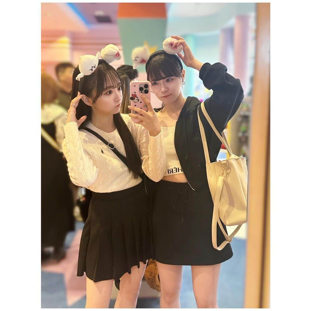 日比野芽奈さんのインスタグラム写真 - (日比野芽奈Instagram)「👭🤍 . . . ラフラフの唯一同い年メンバー ゆいちゃんと2人で行ってきたよ〜！！ . . . ふたりともユニバ初心者すぎて あせることもありましたが、 アトラクションもフードも すべて満喫してのでは...？という 感じでおなかいーっぱい🥹💖 . . . #universalstudios #universalstudiosjapan #usj #universalstudio #usjコーデ #usjハロウィン#ハロウィン #halloween #ユニバーサルスタジオ #ユニバーサルスタジオジャパン #ユニバーサルスタジオジャパン #ユニバ#ユニバコーデ#ユニバフード#ユニバカチューシャ #ユニバハロウィン#ユニバコーデ #ホラーナイト #ホラナイ #ハロウィーンホラーナイト #テレサ #テレサコーデ  #モノトーンコーデ #大阪観光  #ラフラフ」12月3日 19時00分 - hibino_meina