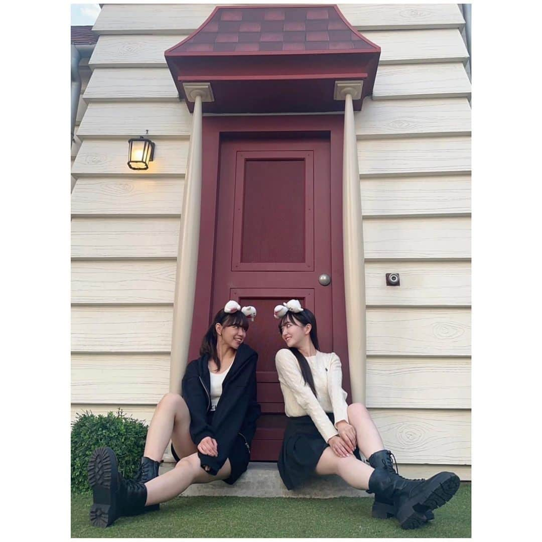 日比野芽奈のインスタグラム：「👭🤍 . . . ラフラフの唯一同い年メンバー ゆいちゃんと2人で行ってきたよ〜！！ . . . ふたりともユニバ初心者すぎて あせることもありましたが、 アトラクションもフードも すべて満喫してのでは...？という 感じでおなかいーっぱい🥹💖 . . . #universalstudios #universalstudiosjapan #usj #universalstudio #usjコーデ #usjハロウィン#ハロウィン #halloween #ユニバーサルスタジオ #ユニバーサルスタジオジャパン #ユニバーサルスタジオジャパン #ユニバ#ユニバコーデ#ユニバフード#ユニバカチューシャ #ユニバハロウィン#ユニバコーデ #ホラーナイト #ホラナイ #ハロウィーンホラーナイト #テレサ #テレサコーデ  #モノトーンコーデ #大阪観光  #ラフラフ」