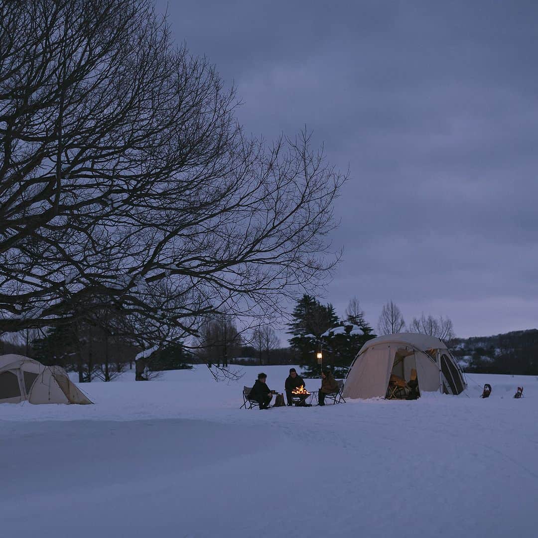 Snow Peakのインスタグラム：「人生に、野遊びを。  . #NOASOBI embrace your nature  . #snowpeak #outdoor #camping #스노우피크 #캠프 #スノーピーク #キャンプ #アウトドア #冬キャンプ #リビングシェルロングProアイボリー #野遊び #人生に野遊びを」