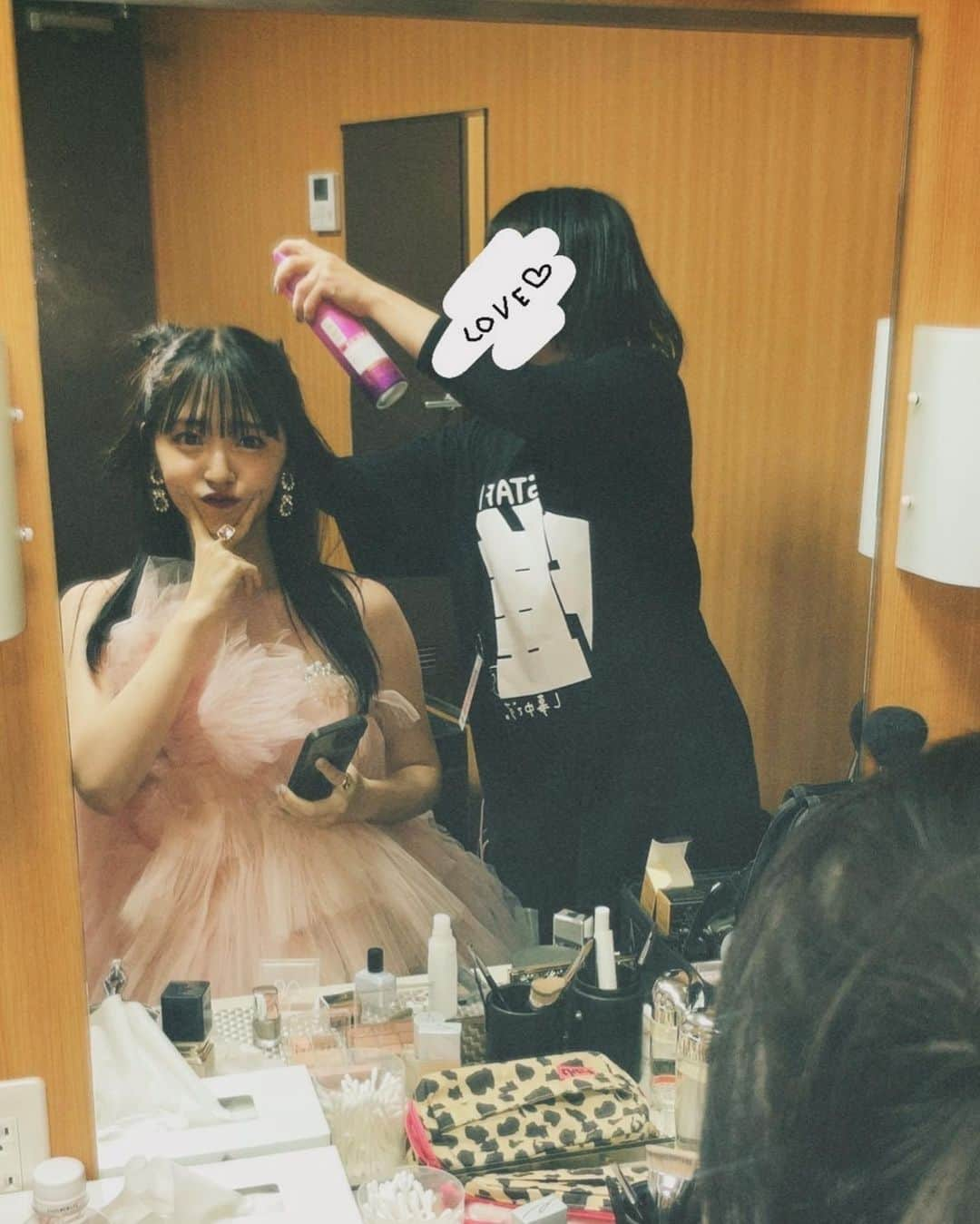 鈴木愛理さんのインスタグラム写真 - (鈴木愛理Instagram)「✴︎  ツアー初日、札幌にて思いつきで前髪をぱっつんに👸 意外としたことなかった前髪ぱっつん。 最近は、さらに髪も暗くして気分転換です〜✨ #全部のポーズが裏ピース #平成の名残りでてる #✌︎」12月3日 19時00分 - airisuzuki_official_uf