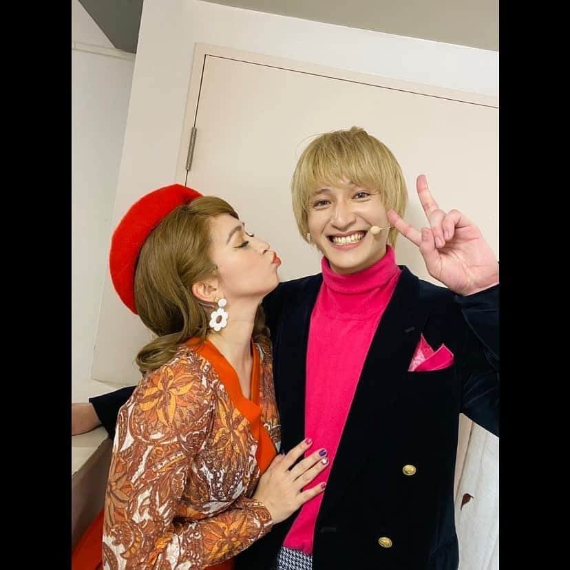 ダンドイ舞莉花さんのインスタグラム写真 - (ダンドイ舞莉花Instagram)「Gary my love!!😘  Thank you Yuki, for always being by my side. It’s been an honor working together and I had such a blast being “Sue and Gary” with you☺️   だーーーい好きなゲリー💕  優希🫶🏻 いつもそばにいてくれて、ありがとう🥹 優希には、たくさん助けられました。お稽古から本番中まで、色んな相談にのってくれたり、歌やお芝居の事を語り合ったり。  元吉さんの演出のもと、スーという役が膨らみ、優希が演じるゲリーのキャラクターにも影響されつつ、ダンドイ舞莉花のスーが少しずつ出来上がっていきました。演出が自由な場面もあったりしたので、優希と2人で話し合って作り上げていくところもあり、私達ならではのスーとゲリーが形になっていきました。  私は公演回数が少なかったので、出演する度にちょっと久しぶり？！な感じで。毎回毎回、めちゃくちゃ緊張！！😅そして毎公演前に、私は舞台上で復習をしてたのですが、その練習に優希も毎回付き合ってくれてね🙏🏻自分の準備もあるのにさ！！本当にありがとう。  大阪公演の時は、私だけ1週間ぶりの本番で、もう朝から緊張しすぎて大変！でもそんな時も、笑わせてくれて、安心させてくれて🥲今振り返ると、本当に色んなシチュエーションで私はあなたに助けられてるよ！  ゲリーという役はシンプルに見たらチャラ男。このクズが！と思うところは多々ありましたね🤣でも！ゲリーはもっともっとそれ以上に深い男なの！(と私は勝手に思ってる) 愛を探ろうとして、ちょっと空回りしてて。自分では分かってないかもしれないけど、強がりの裏には優しい心があって。自分は独立している！と見せようとして必死に頑張ってる17歳。そう考えると可愛くない？愛おしい。優希のゲリー素敵すぎたよ。私が特に好きだったのは、”Last Saturday Night”の時の表情。きらきらうるうるで訴えてくる瞳。お互い言葉は交わさないのに、なんだか通じ合ってる瞬間。とっても刺激的でした。  ゲリーを愛するスー。スーを愛するゲリー。捻くれてるかもしれないし、これでいいのか？！とも思う。行き違いもあって切ない気持ちにもなるけど、いつも自分なりに全力な2人。全力で遊んで、楽しんで、笑って、泣いて、愛する。あほみたいな時もあるけどね。人それぞれの愛の形があって、全てが正解なんだなぁと、スーとゲリーが気付かせてくれました。  ありがとう、優希🤍  スーとゲリーを一緒に演じられたことが、 私にとって宝物です🫶🏻  愛と感謝❤️  1. 一方通行スーとゲリー😗 2. 盛れちゃってるスーとゲリー💄 3. エリックフォトスポットに繰り出したスーとゲリー📸 4. 温泉帰りですか？いいえ、今からお祓いですのスーとゲリー♨️ 5. 舞莉花と優希なスーとゲリー💁🏼‍♀️ 6. ちょい悪スーとゲリー😏 7. 顔薄いぞスーとゲリー🙃 8. Hokey Cokeyお稽古中の懐かしすぎるスーとゲリー🕺🏼 9. 笑いが絶えないスーとゲリー😆 10. これがスーとゲリー❤️  #スライスオブサタデーナイト #asliceofsaturdaynight #musicaltheatre #musical #theatre #japan #スーとゲリー #60s #performer #actor #singer #love #seventeen #神里優希 #ダンドイ舞莉花 #SueAndGary」12月3日 19時02分 - mdandoy18