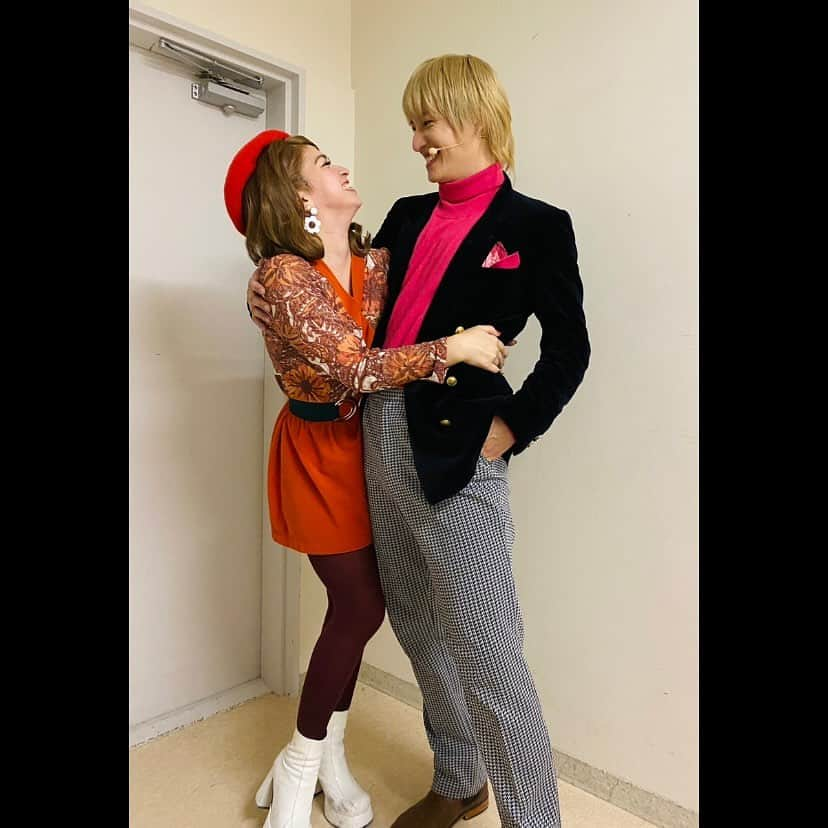 ダンドイ舞莉花さんのインスタグラム写真 - (ダンドイ舞莉花Instagram)「Gary my love!!😘  Thank you Yuki, for always being by my side. It’s been an honor working together and I had such a blast being “Sue and Gary” with you☺️   だーーーい好きなゲリー💕  優希🫶🏻 いつもそばにいてくれて、ありがとう🥹 優希には、たくさん助けられました。お稽古から本番中まで、色んな相談にのってくれたり、歌やお芝居の事を語り合ったり。  元吉さんの演出のもと、スーという役が膨らみ、優希が演じるゲリーのキャラクターにも影響されつつ、ダンドイ舞莉花のスーが少しずつ出来上がっていきました。演出が自由な場面もあったりしたので、優希と2人で話し合って作り上げていくところもあり、私達ならではのスーとゲリーが形になっていきました。  私は公演回数が少なかったので、出演する度にちょっと久しぶり？！な感じで。毎回毎回、めちゃくちゃ緊張！！😅そして毎公演前に、私は舞台上で復習をしてたのですが、その練習に優希も毎回付き合ってくれてね🙏🏻自分の準備もあるのにさ！！本当にありがとう。  大阪公演の時は、私だけ1週間ぶりの本番で、もう朝から緊張しすぎて大変！でもそんな時も、笑わせてくれて、安心させてくれて🥲今振り返ると、本当に色んなシチュエーションで私はあなたに助けられてるよ！  ゲリーという役はシンプルに見たらチャラ男。このクズが！と思うところは多々ありましたね🤣でも！ゲリーはもっともっとそれ以上に深い男なの！(と私は勝手に思ってる) 愛を探ろうとして、ちょっと空回りしてて。自分では分かってないかもしれないけど、強がりの裏には優しい心があって。自分は独立している！と見せようとして必死に頑張ってる17歳。そう考えると可愛くない？愛おしい。優希のゲリー素敵すぎたよ。私が特に好きだったのは、”Last Saturday Night”の時の表情。きらきらうるうるで訴えてくる瞳。お互い言葉は交わさないのに、なんだか通じ合ってる瞬間。とっても刺激的でした。  ゲリーを愛するスー。スーを愛するゲリー。捻くれてるかもしれないし、これでいいのか？！とも思う。行き違いもあって切ない気持ちにもなるけど、いつも自分なりに全力な2人。全力で遊んで、楽しんで、笑って、泣いて、愛する。あほみたいな時もあるけどね。人それぞれの愛の形があって、全てが正解なんだなぁと、スーとゲリーが気付かせてくれました。  ありがとう、優希🤍  スーとゲリーを一緒に演じられたことが、 私にとって宝物です🫶🏻  愛と感謝❤️  1. 一方通行スーとゲリー😗 2. 盛れちゃってるスーとゲリー💄 3. エリックフォトスポットに繰り出したスーとゲリー📸 4. 温泉帰りですか？いいえ、今からお祓いですのスーとゲリー♨️ 5. 舞莉花と優希なスーとゲリー💁🏼‍♀️ 6. ちょい悪スーとゲリー😏 7. 顔薄いぞスーとゲリー🙃 8. Hokey Cokeyお稽古中の懐かしすぎるスーとゲリー🕺🏼 9. 笑いが絶えないスーとゲリー😆 10. これがスーとゲリー❤️  #スライスオブサタデーナイト #asliceofsaturdaynight #musicaltheatre #musical #theatre #japan #スーとゲリー #60s #performer #actor #singer #love #seventeen #神里優希 #ダンドイ舞莉花 #SueAndGary」12月3日 19時02分 - mdandoy18