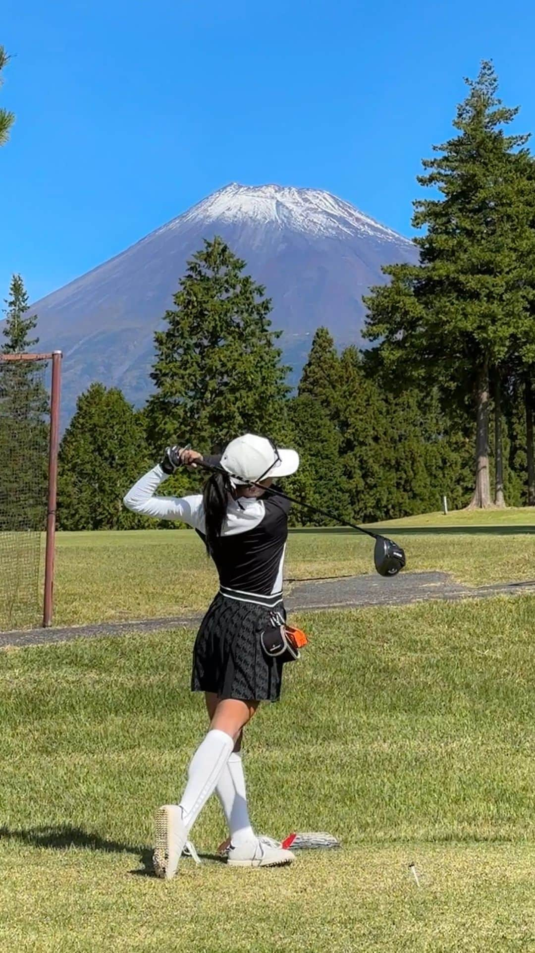 坪井ミサトのインスタグラム：「少し前のゴルフ⛳️  富士山のパワーを感じながらのラウンド❤️‍🔥 お天気も良くて最高でした☀️  ゴルフってやればやるほど上手くなります。 頭も使うけど😅笑  スポーツって何でもそうだけど、 いやスポーツだけじゃなく 何におても、コツコツ続けることが大切🤝  外でできるスポーツが大好きです🙂  可愛いウェア @lecoqsportif_japan  @lecoqgolf_jp  @lecoqsportifgolf_rijoume   #pr #ゴルフ #ゴルフ女子 #富士山 #golf #golfwear #wear #lecoqsportif #sport」