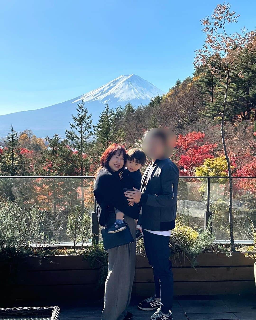 あいりさんのインスタグラム写真 - (あいりInstagram)「先月、家族でお誕生日&リフレッシュ旅行に行ってきました🚗💨 ⁡ 全く意識してなかったのですが 我が家が行った時期は紅葉がとってもキレイな時で、なんだか得した気分でした☺️ ⁡ 我が家の晴れ男のおかけで天気にも恵まれ キレイな富士山を眺めることができ 今回宿泊したふふ河口湖 (@fufu_kawaguchiko )は洗練された客室やおもてなし、美味しい食事を堪能でき、 また素敵な家族の思い出を作ることができました🥹 ⁡ 本日YouTubeに旅行VLOGをアップしたので よかったらご覧ください✨ ⁡ ⁡ 行きの車の中で色々ありましたが とても貴重でリフレッシュした時間を過ごすことができ、毎度予約してくれるコクーン🐼に感謝です。 ⁡ ⁡ #家族旅行 #河口湖 #ふふ河口湖」12月3日 19時04分 - airi_happy